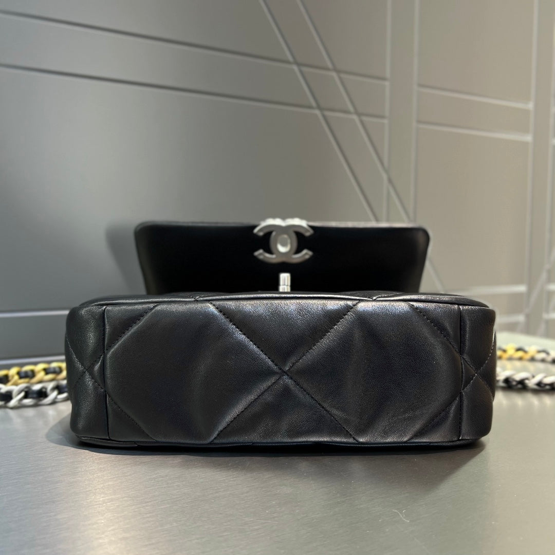 CH  19 HANDBAG 26  Lambskin Black