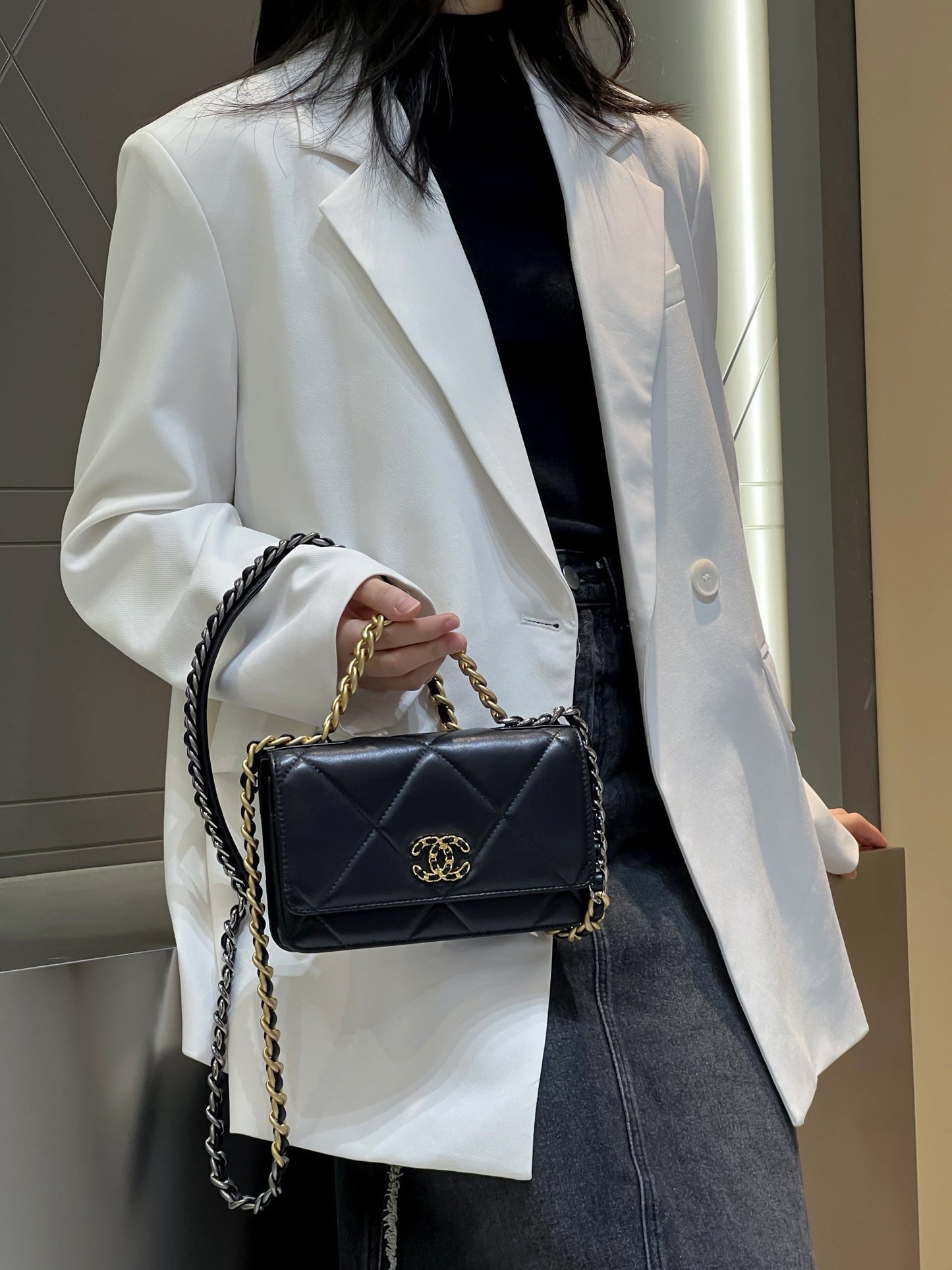 CH  19 HANDBAG WOC  Lambskin Black