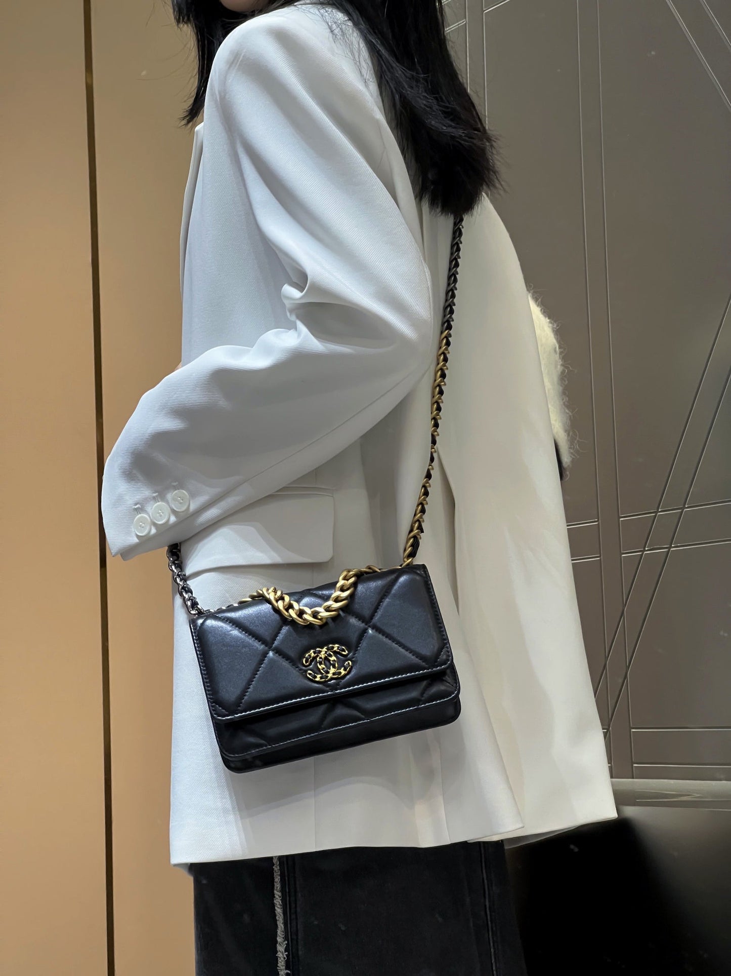 CH  19 HANDBAG WOC  Lambskin Black