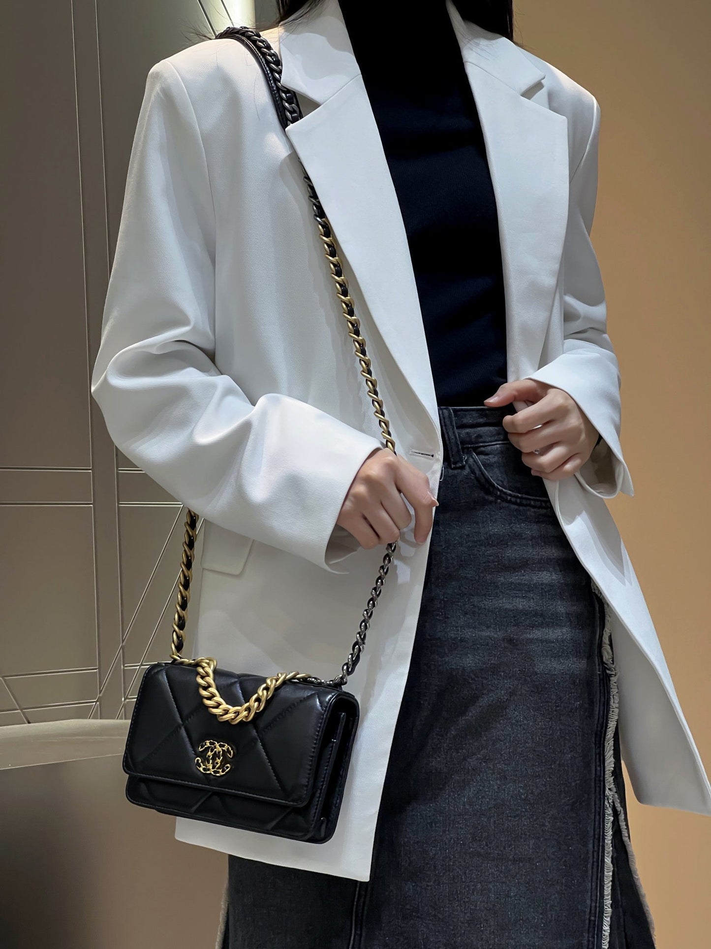 CH  19 HANDBAG WOC  Lambskin Black