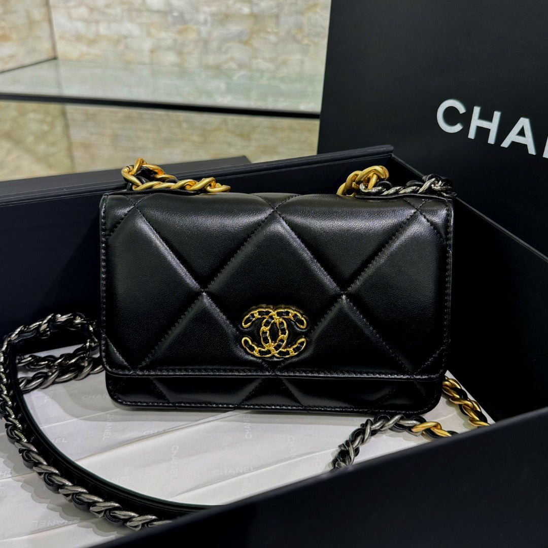 CH  19 HANDBAG WOC  Lambskin Black