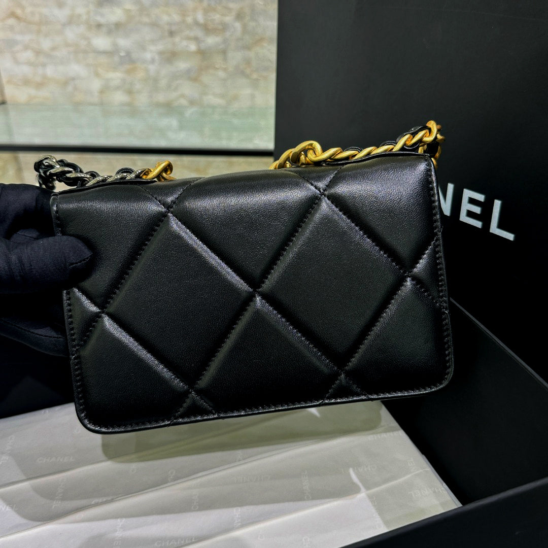 CH  19 HANDBAG WOC  Lambskin Black