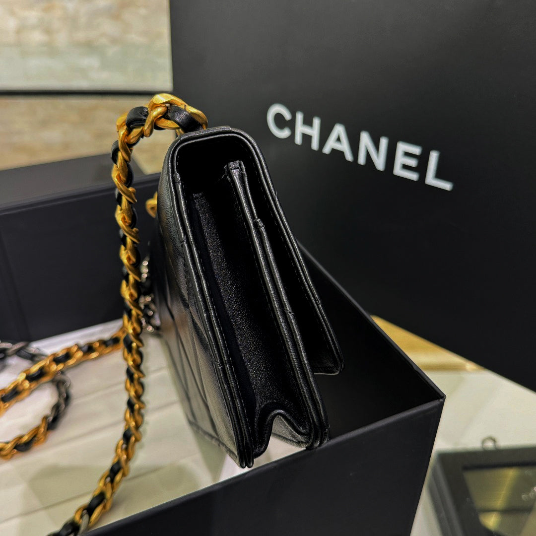 CH  19 HANDBAG WOC  Lambskin Black