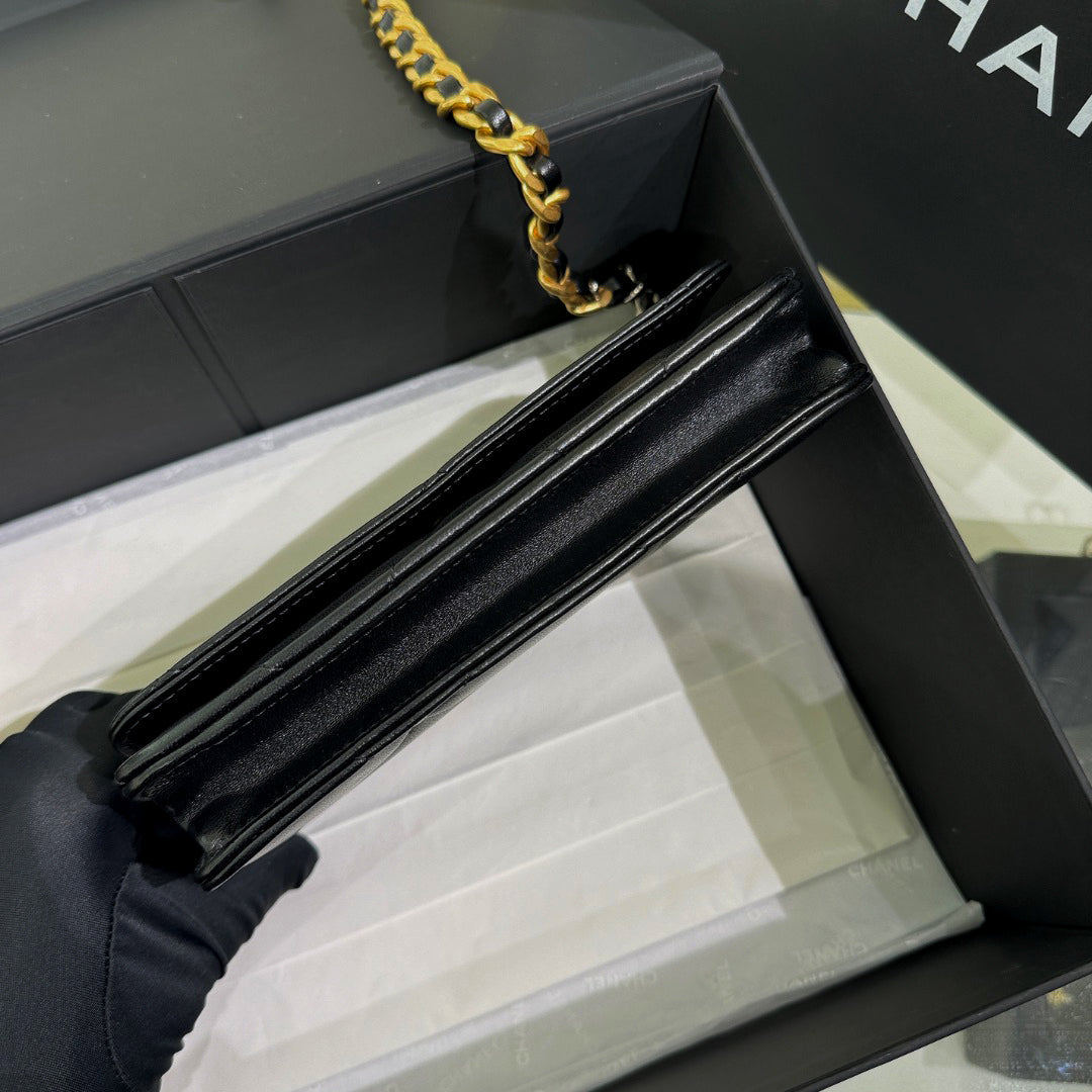 CH  19 HANDBAG WOC  Lambskin Black