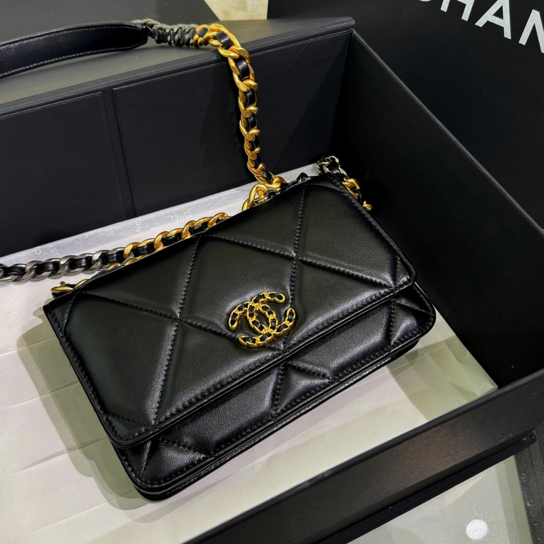 CH  19 HANDBAG WOC  Lambskin Black