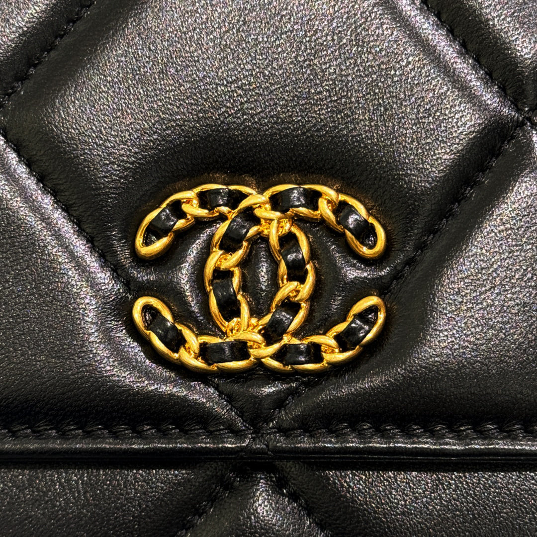 CH  19 HANDBAG WOC  Lambskin Black