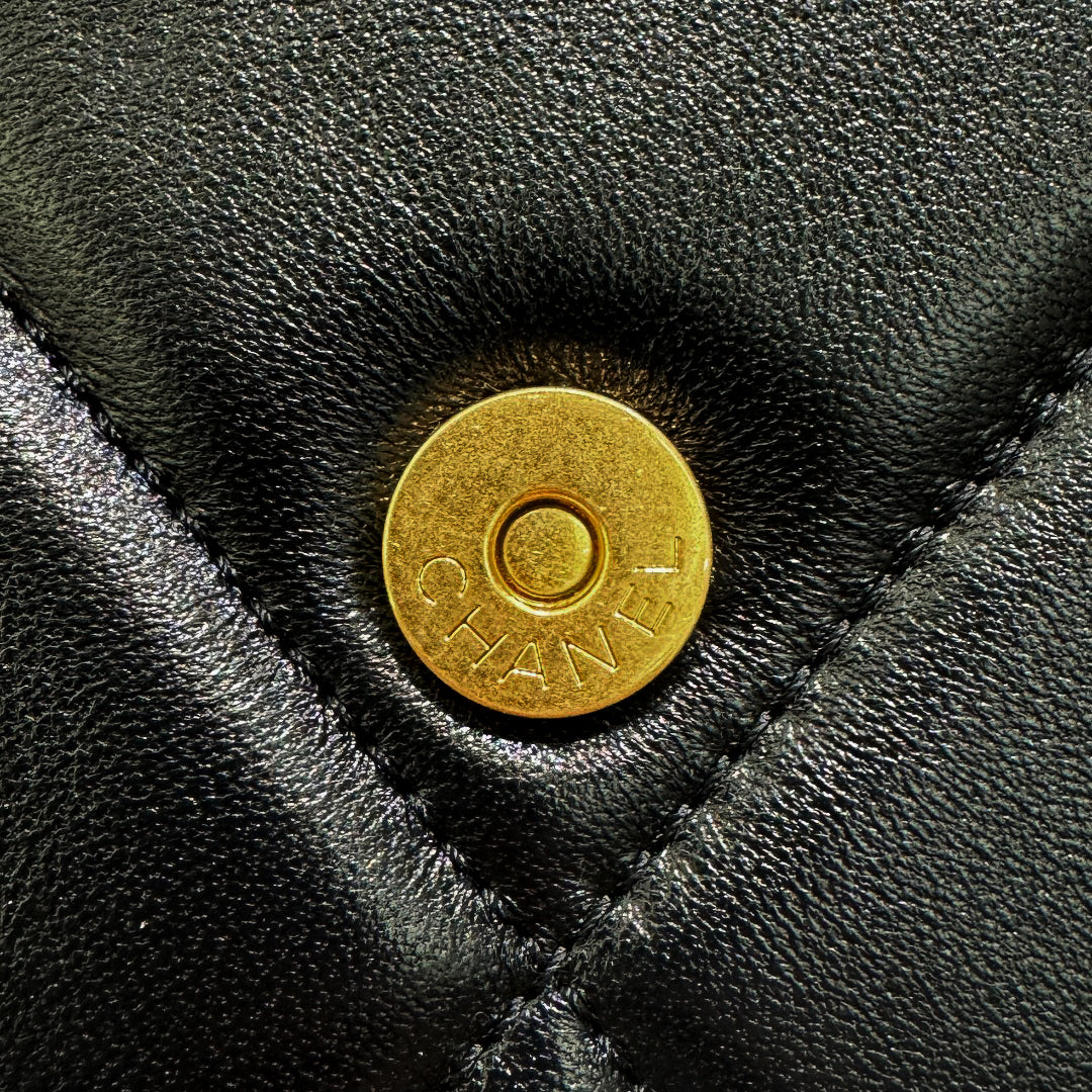 CH  19 HANDBAG WOC  Lambskin Black