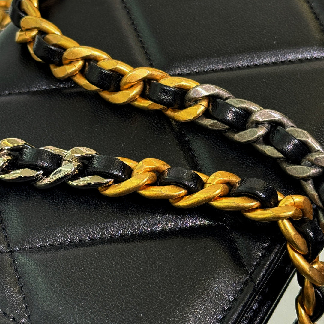 CH  19 HANDBAG WOC  Lambskin Black