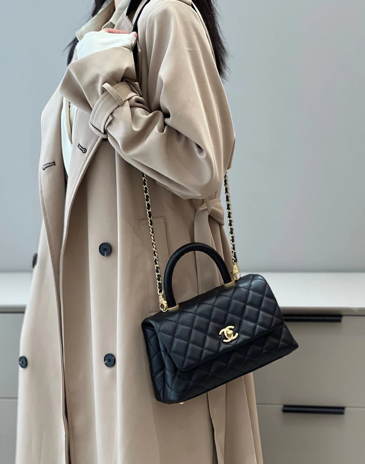 CH  FLAP BAG WITH TOP HANDLE 24  Small Grained Calfskin Lizard Handle Black