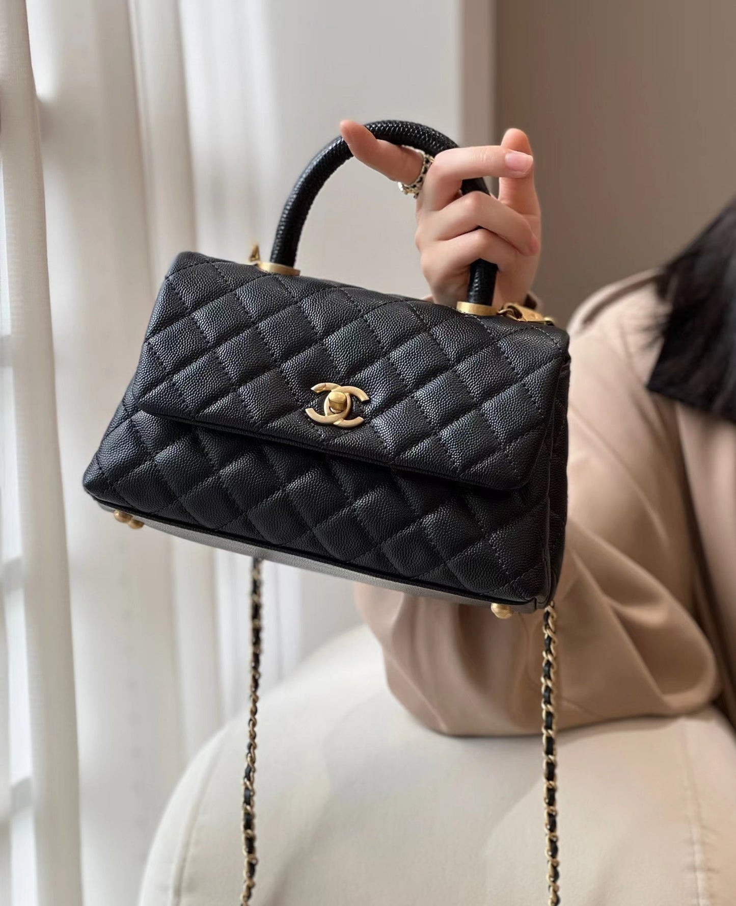 CH  FLAP BAG WITH TOP HANDLE 24  Small Grained Calfskin Lizard Handle Black