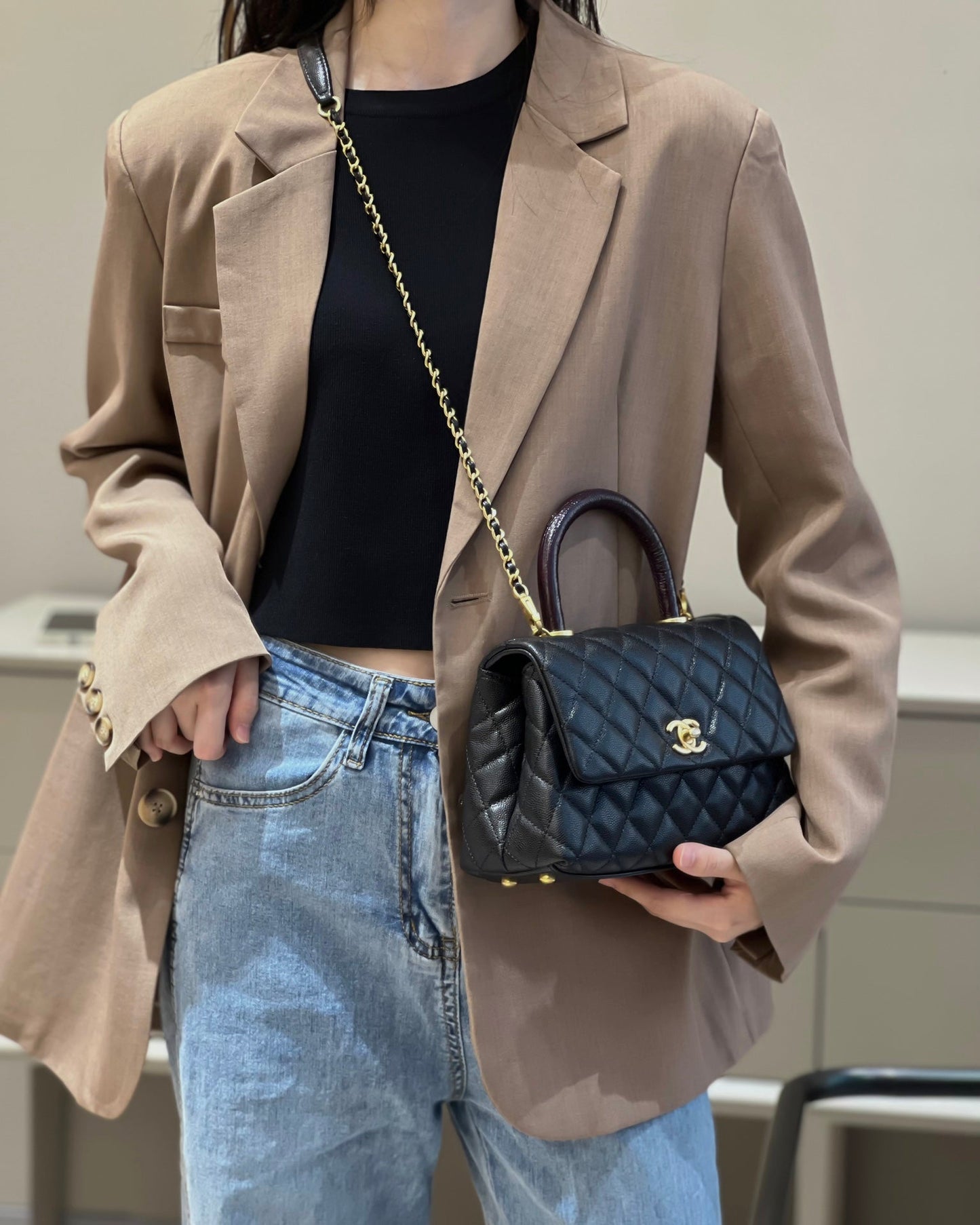 CH  FLAP BAG WITH TOP HANDLE 24  Small Grained Calfskin Lizard Handle Black