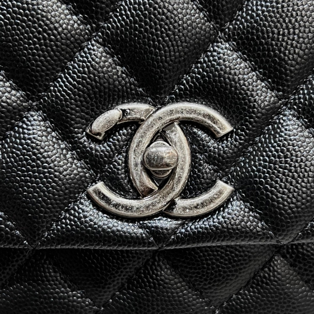 CH LARGE FLAP BAG WITH TOP HANDLE 29  Small Grained Calfskin Lizard Handle Black