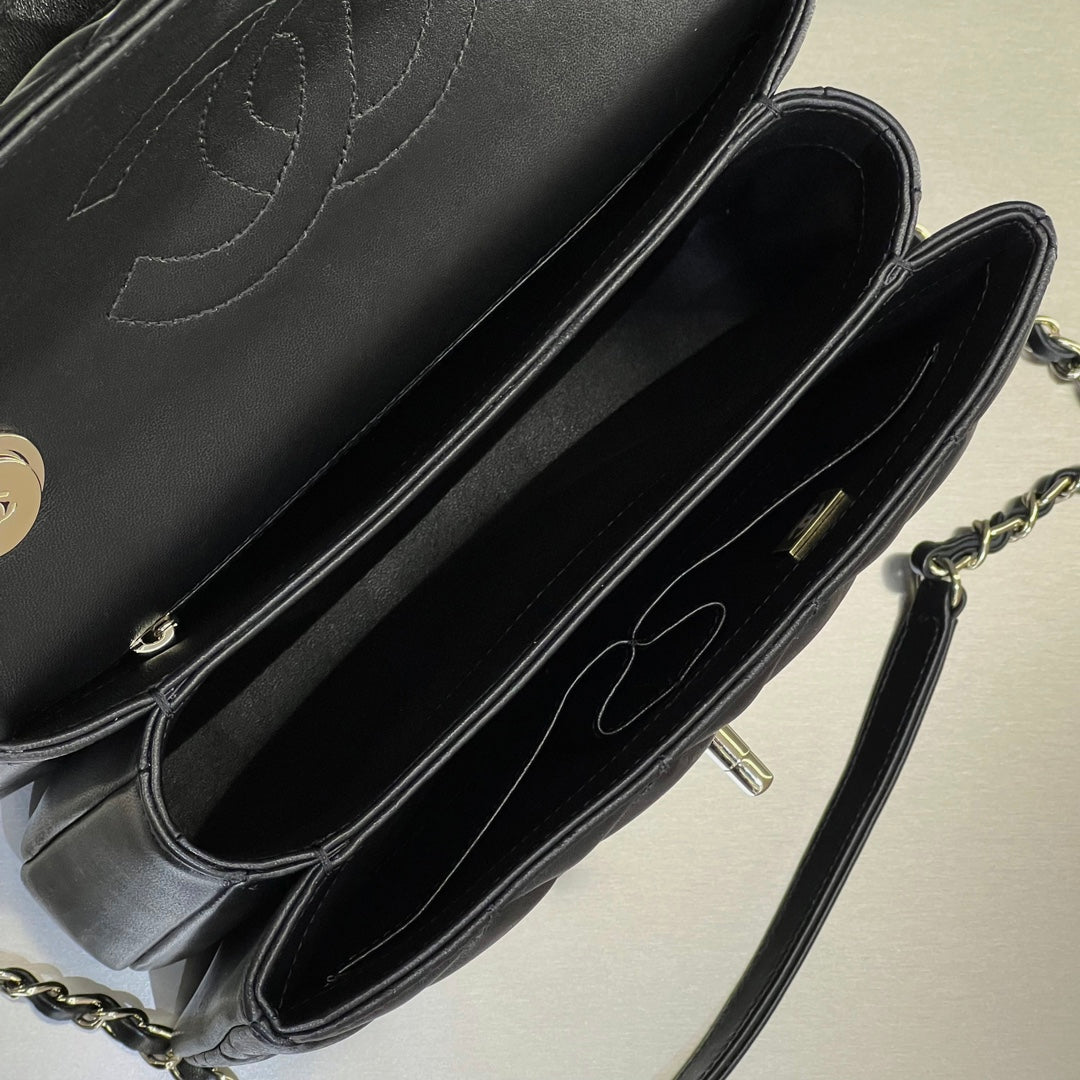 CH  FLAP BAG WITH TOP HANDLE Trendy cc Lambskin Black