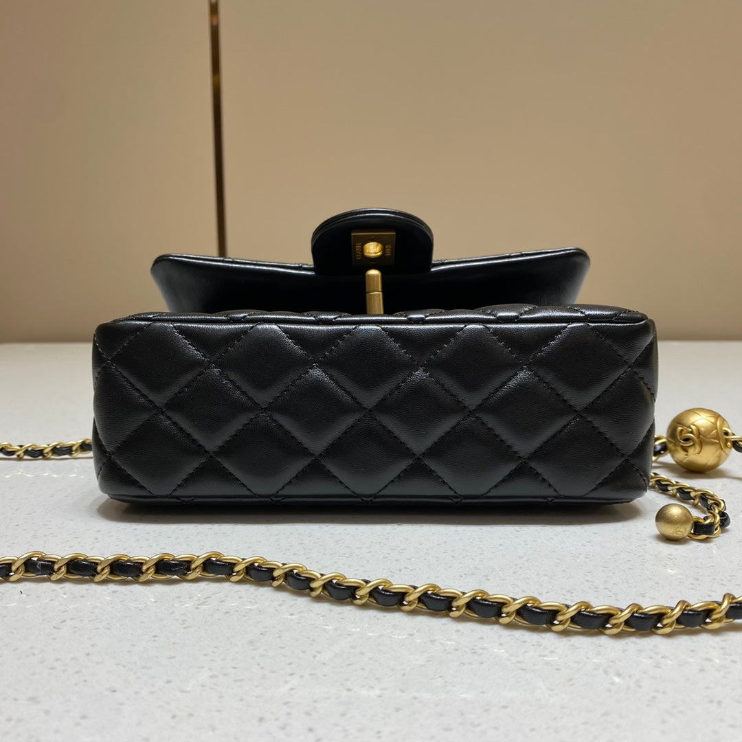 CH CF20 Golden Globe CLASSIC HANDBAG  Lambskin Black