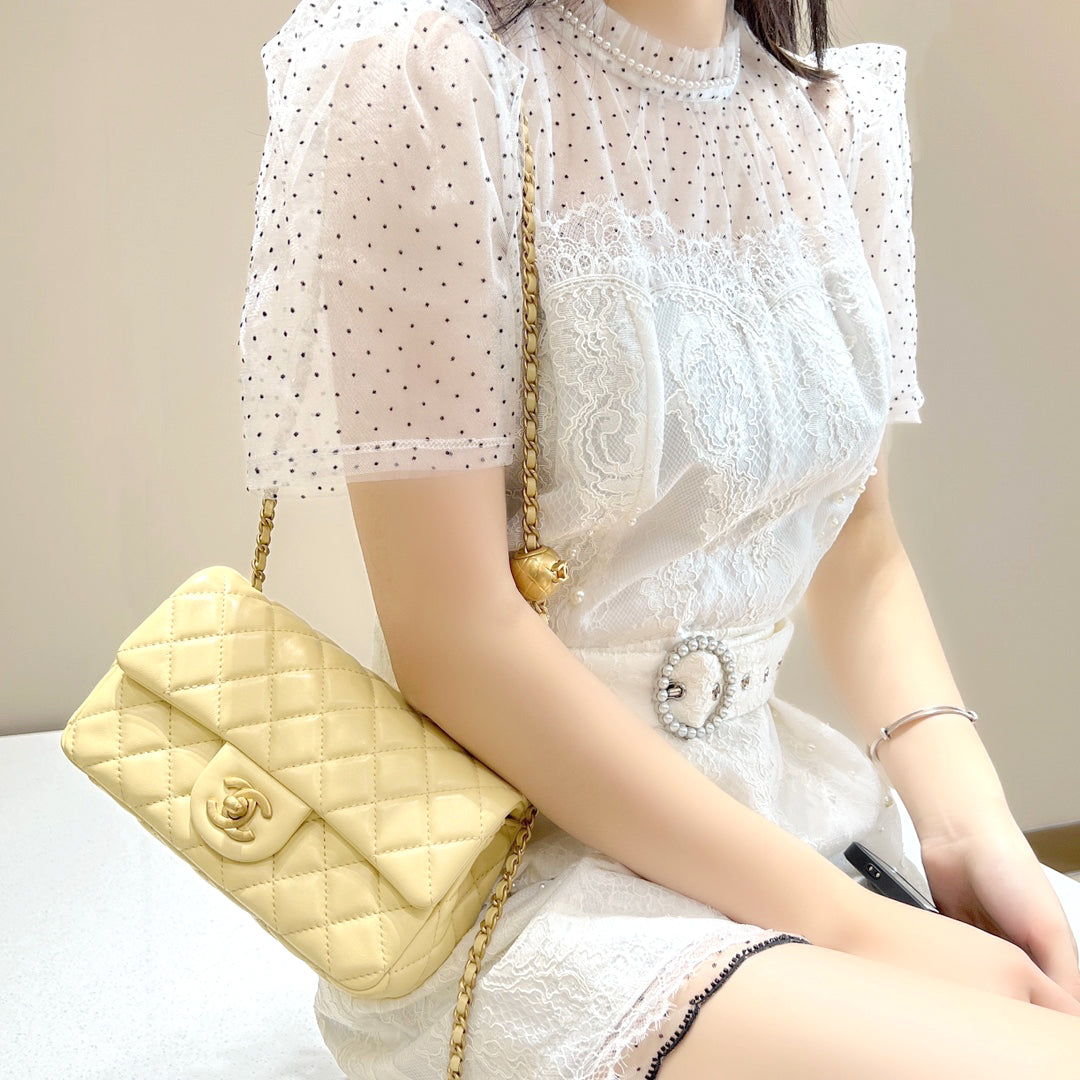 CH CF20 Golden Globe CLASSIC HANDBAG  Lambskin Rose Red