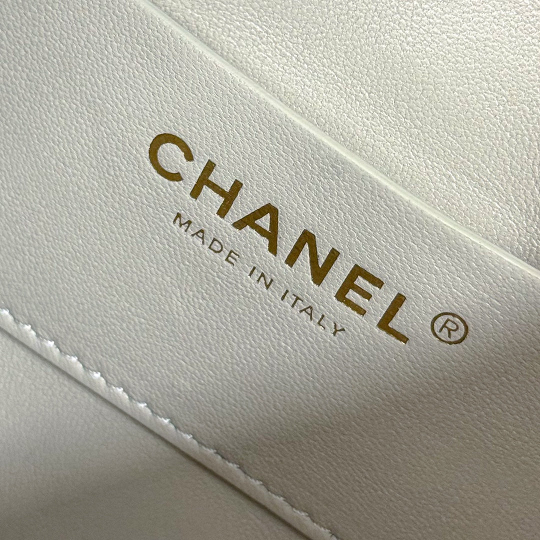 CH 24B Clutch bag Lambskin Light Gray