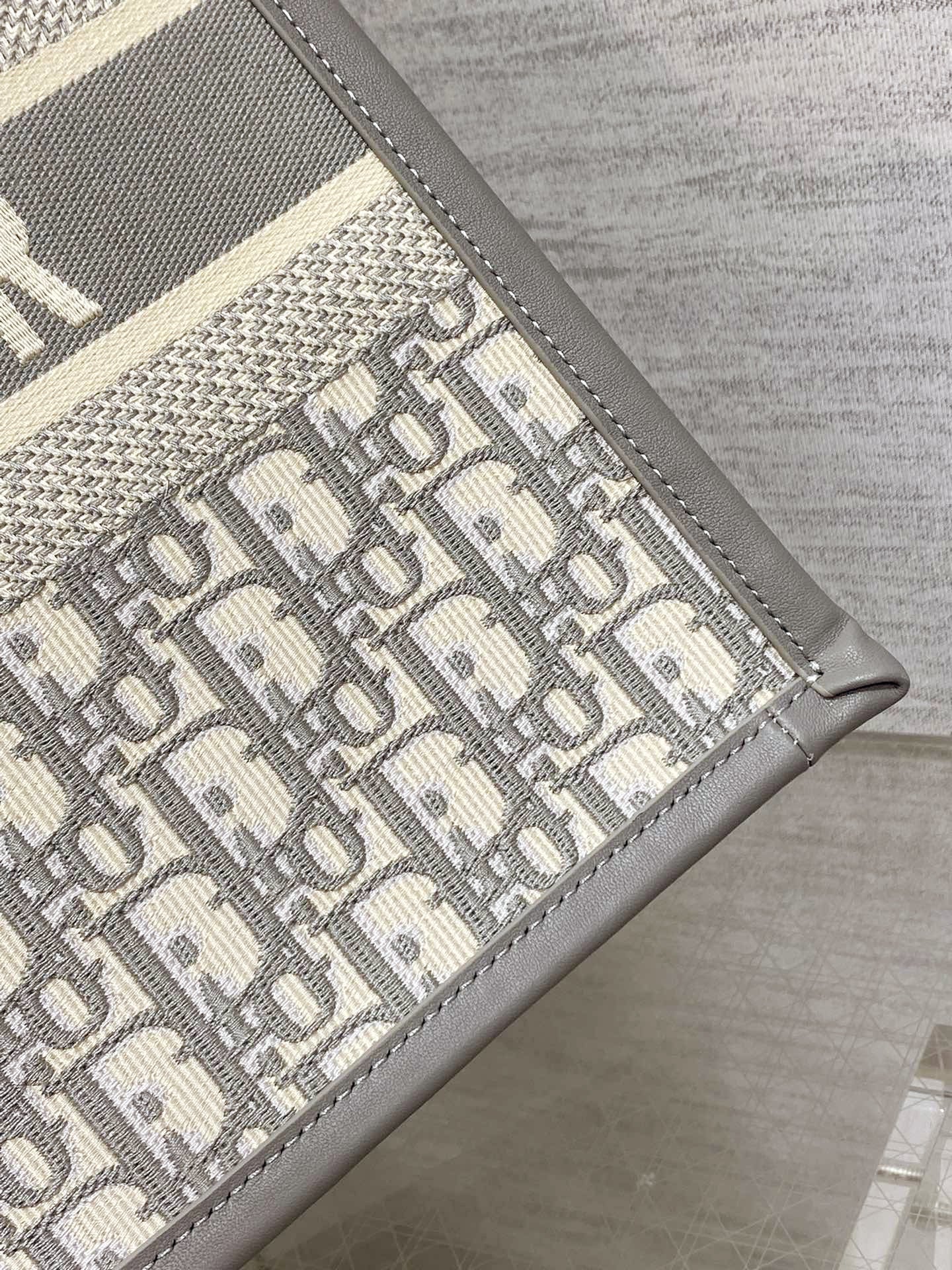 DO Medium Book Tote Gray Dior Oblique Embroidery and Calfskin