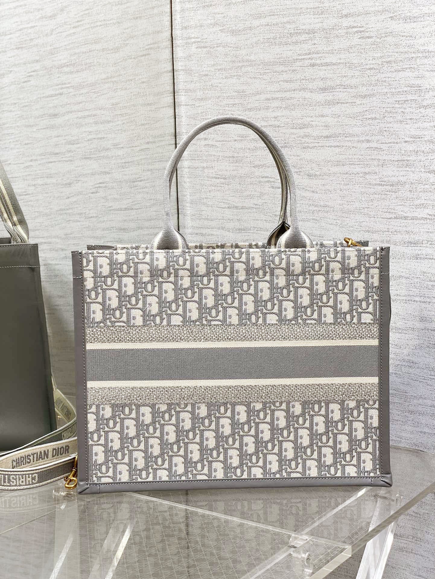 DO Medium Book Tote Gray Dior Oblique Embroidery and Calfskin