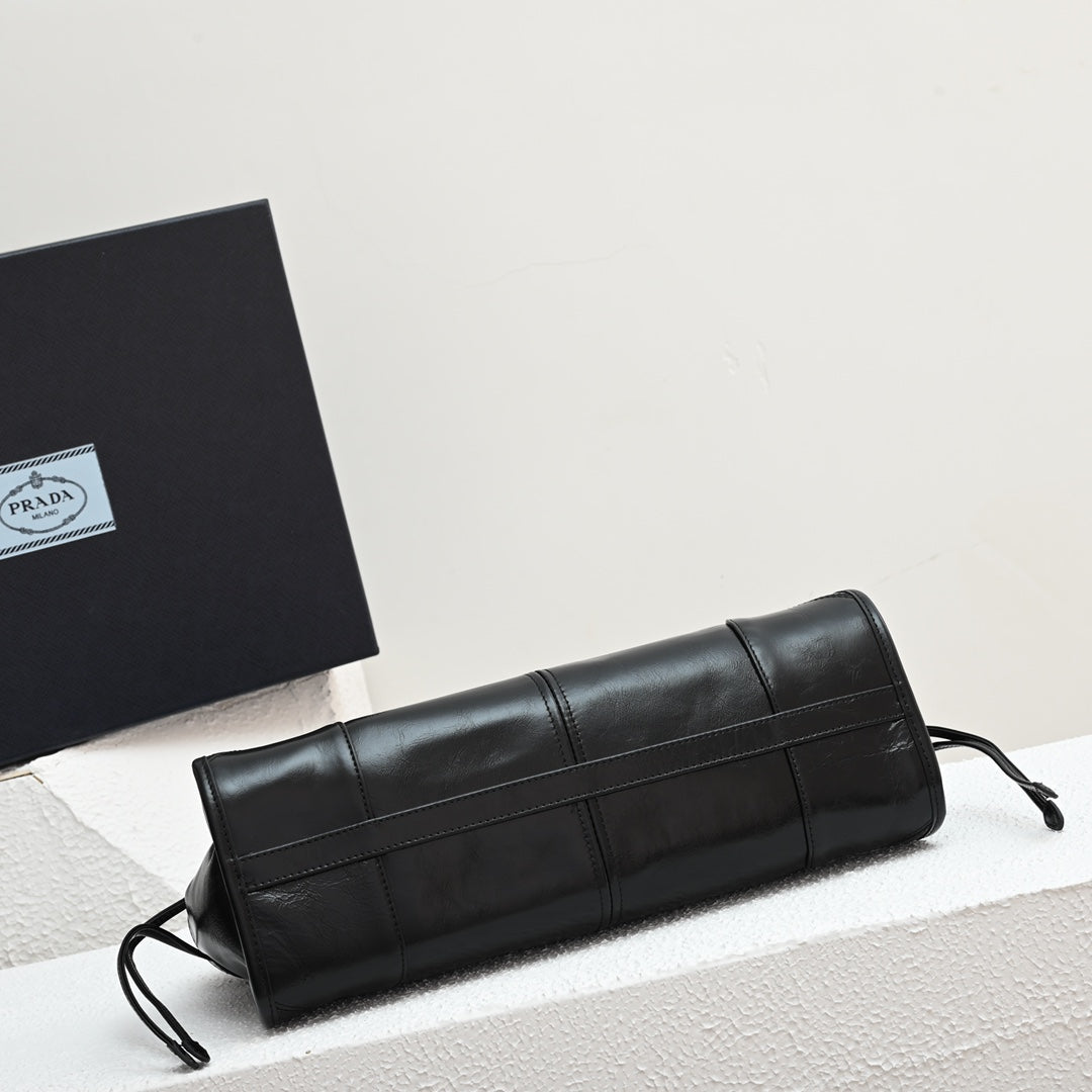 PD LuxSoft Medium leather handbag