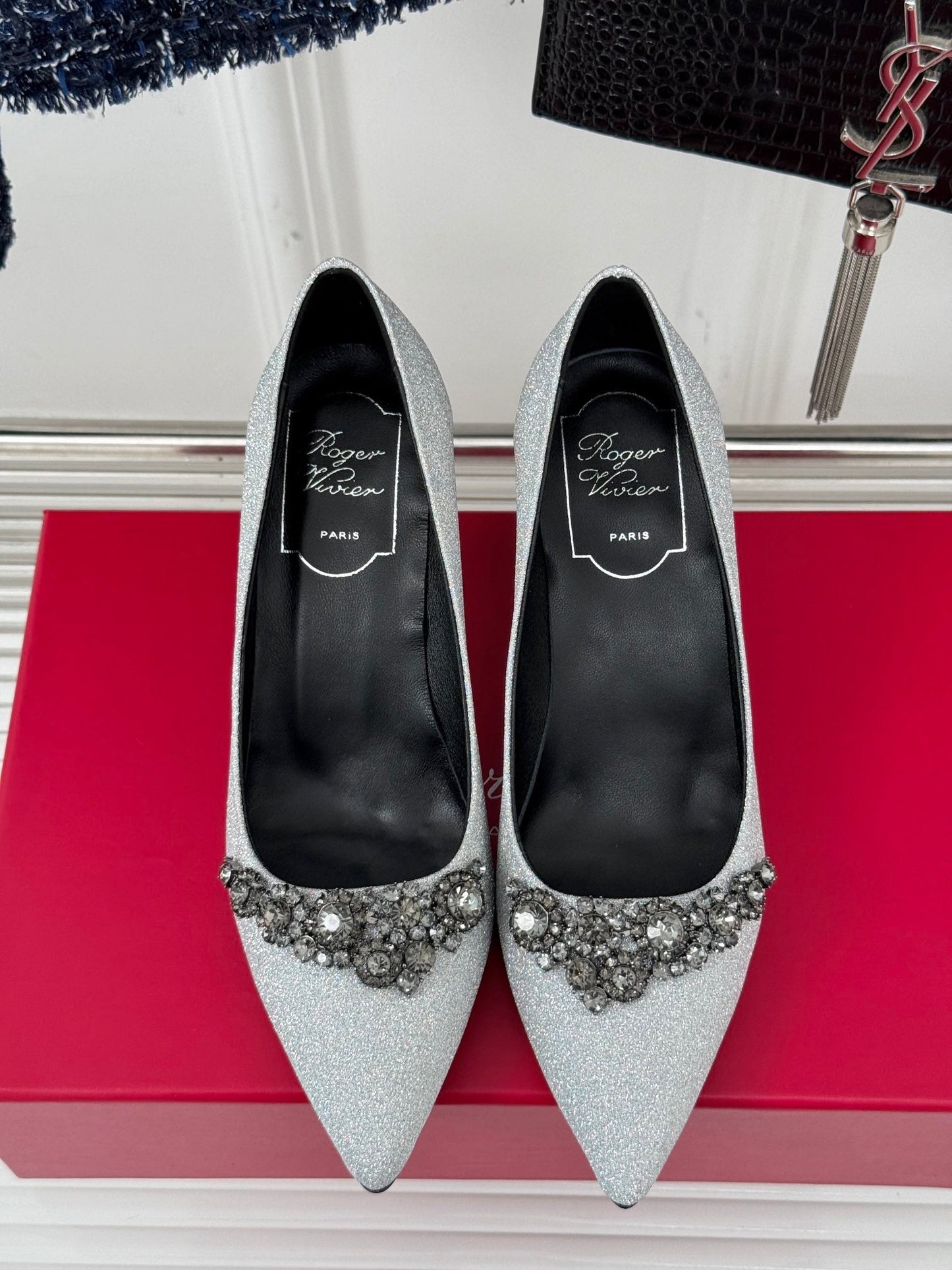 R Vi rhinestone pump