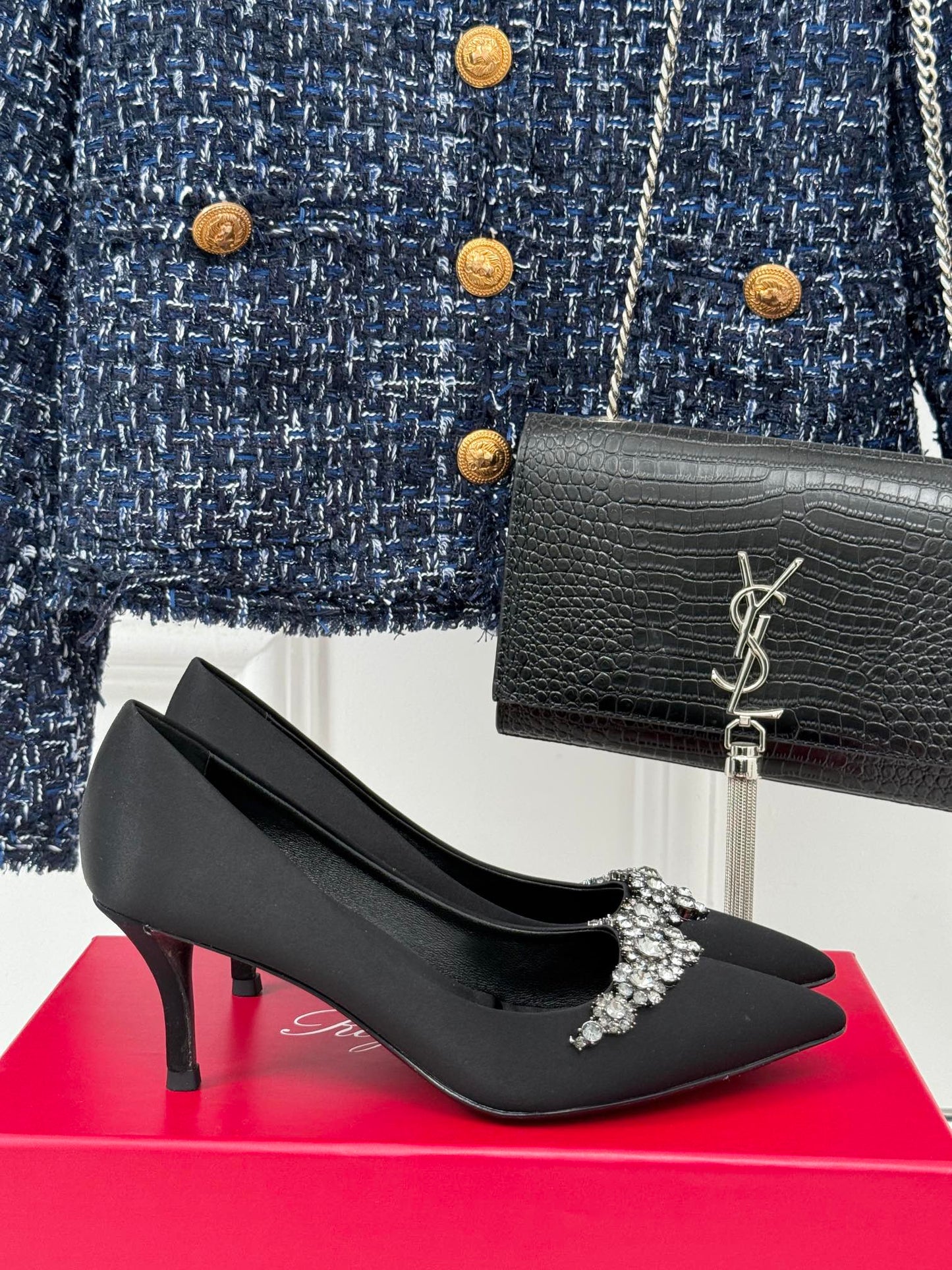 R Vi rhinestone pump