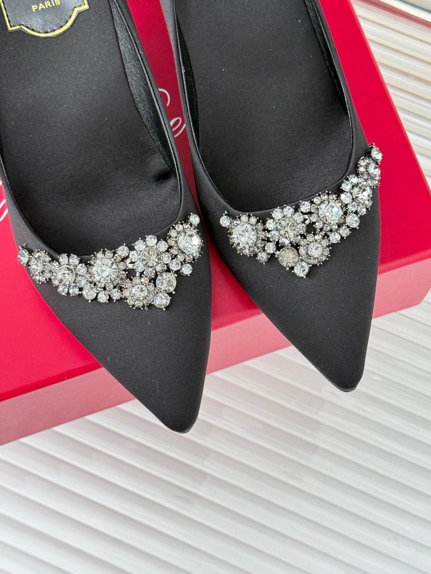 R Vi rhinestone pump