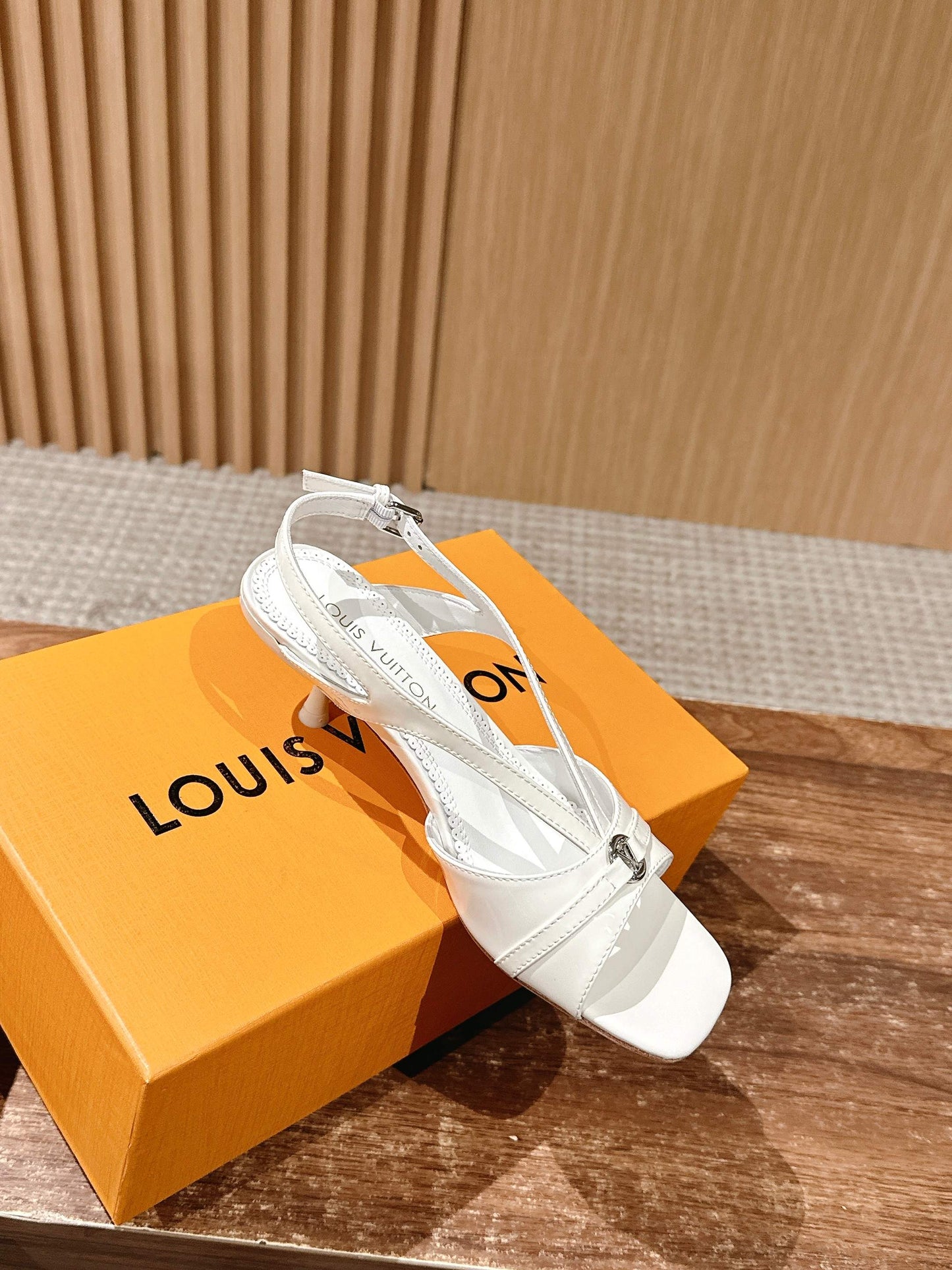 𝐋𝐎𝐔𝐈𝐒*New square buckle