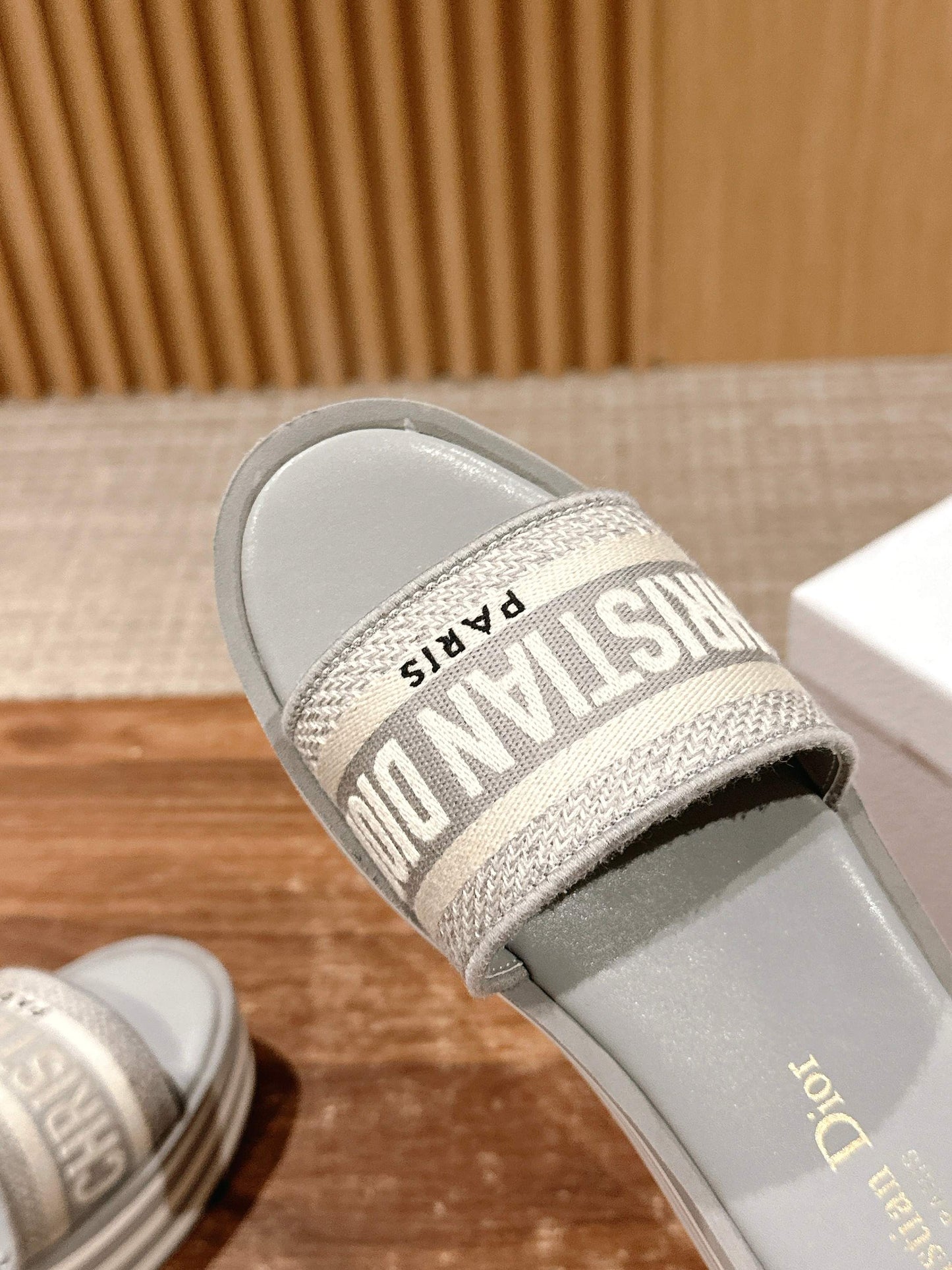 D*New thick-soled slippers