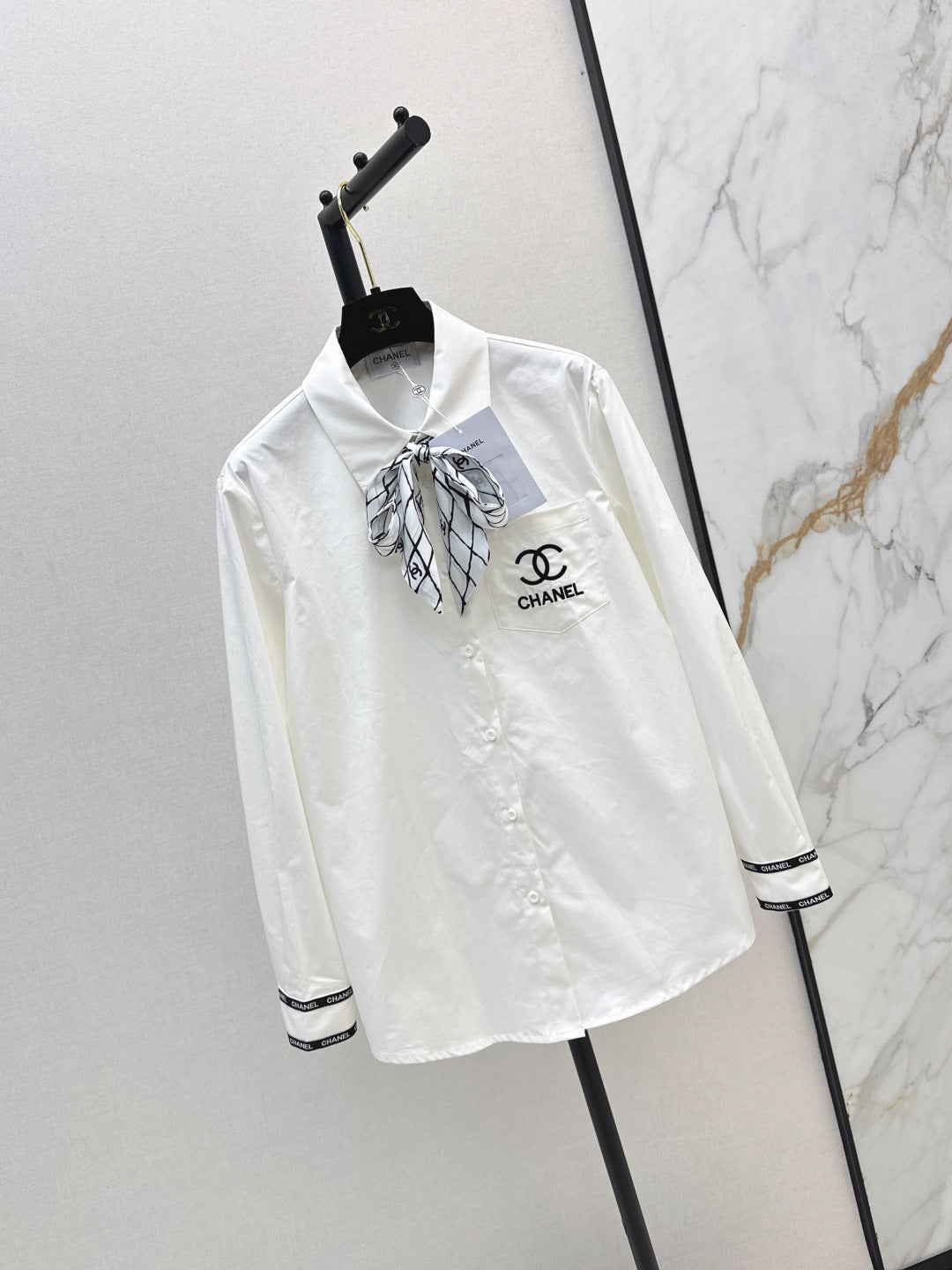 Chan New scarf-decorated shirt