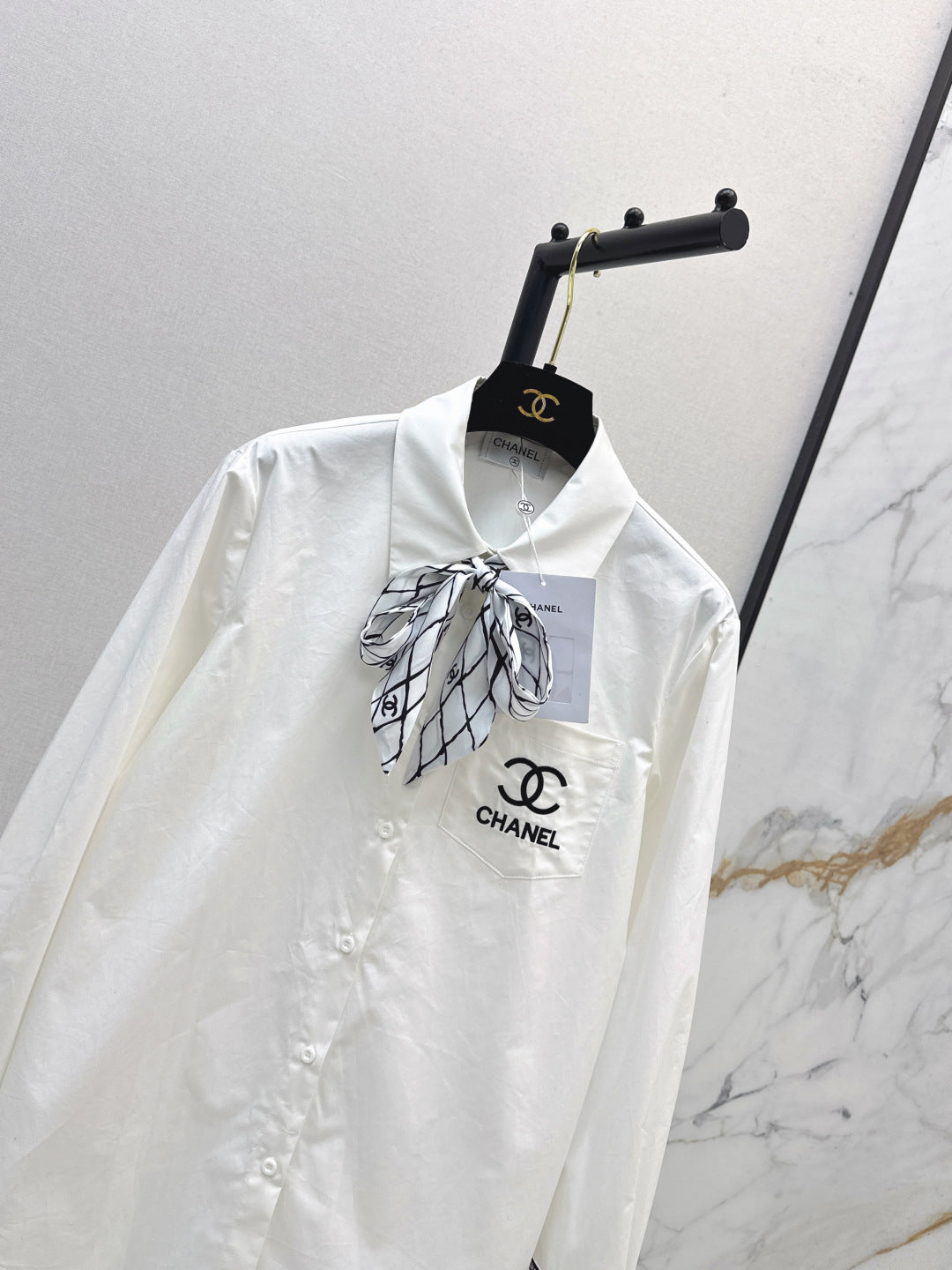 Chan New scarf-decorated shirt