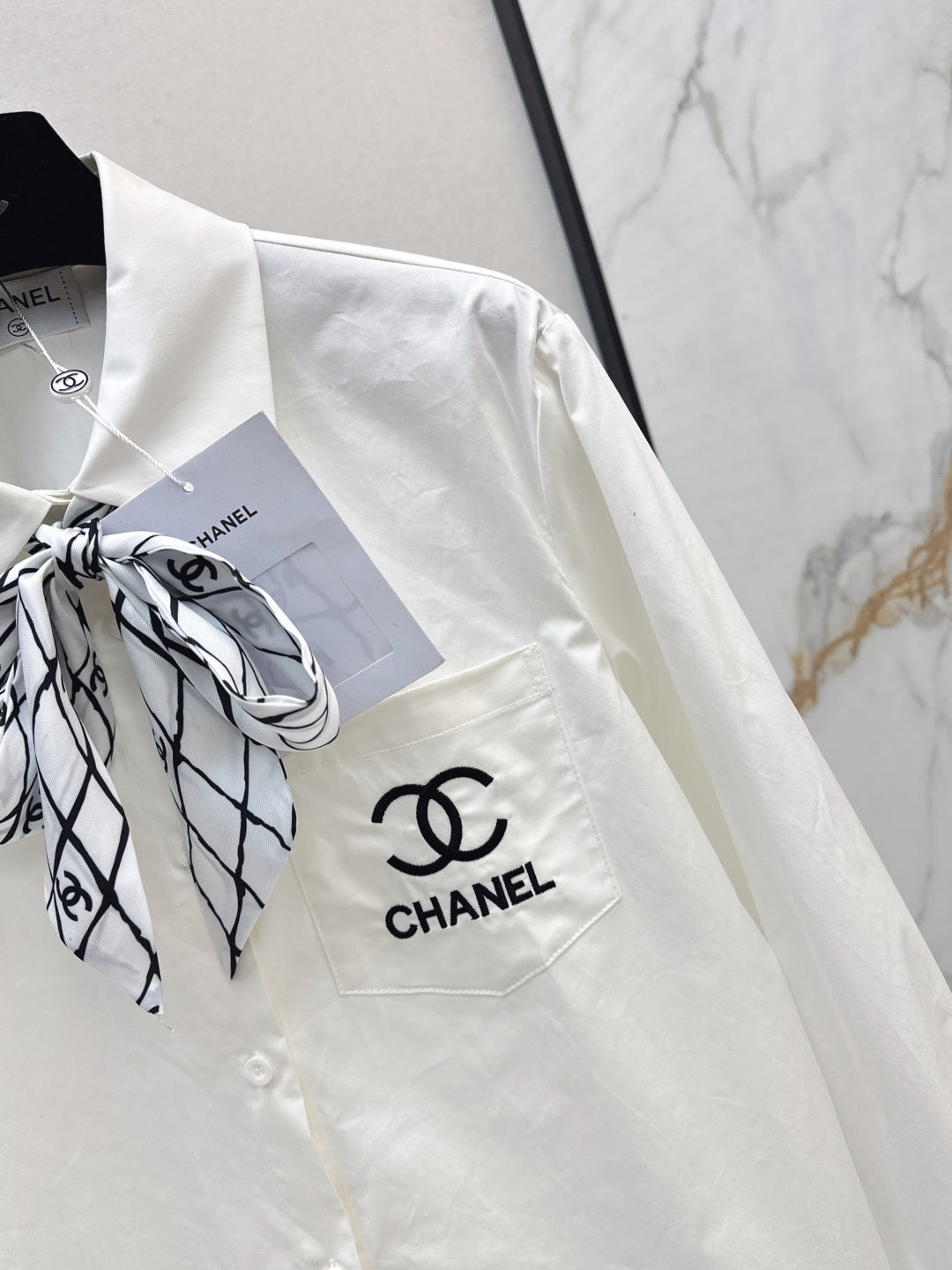 Chan New scarf-decorated shirt