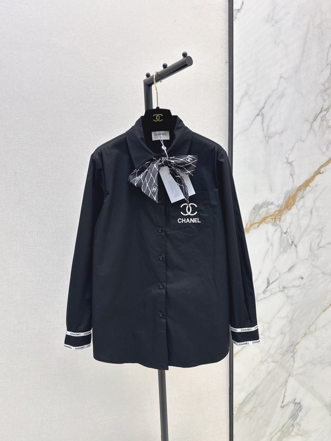 Chan New scarf-decorated shirt