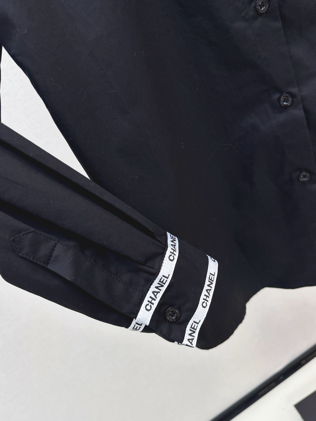 Chan New scarf-decorated shirt