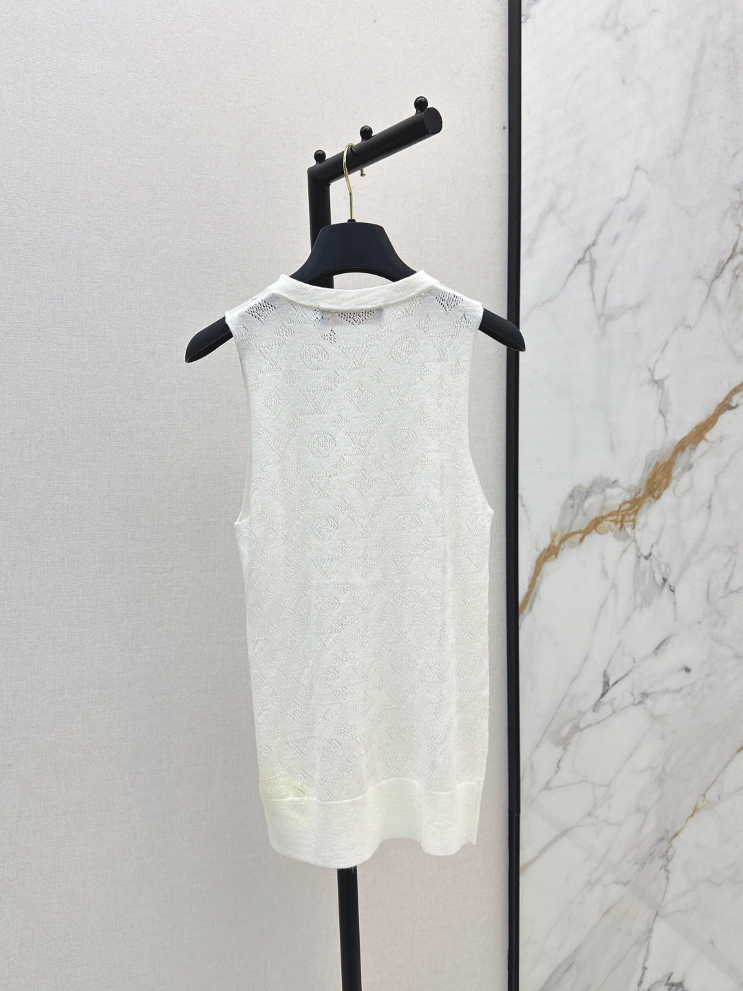 Louis New sleeveless vest