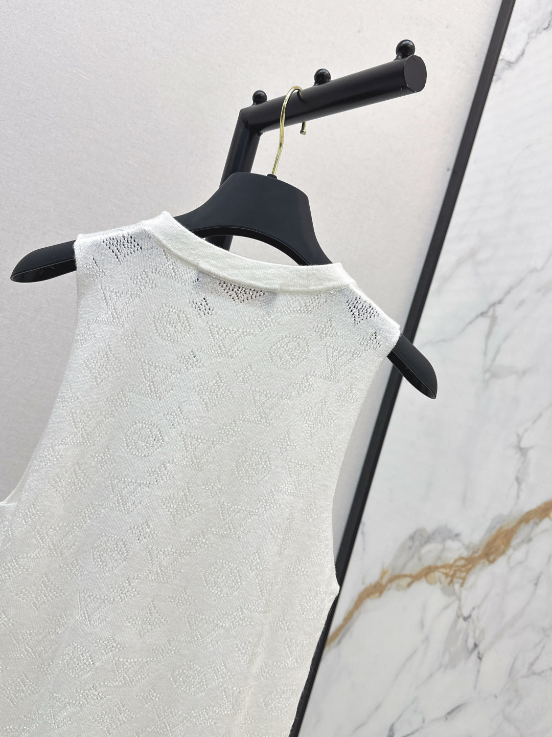 Louis New sleeveless vest