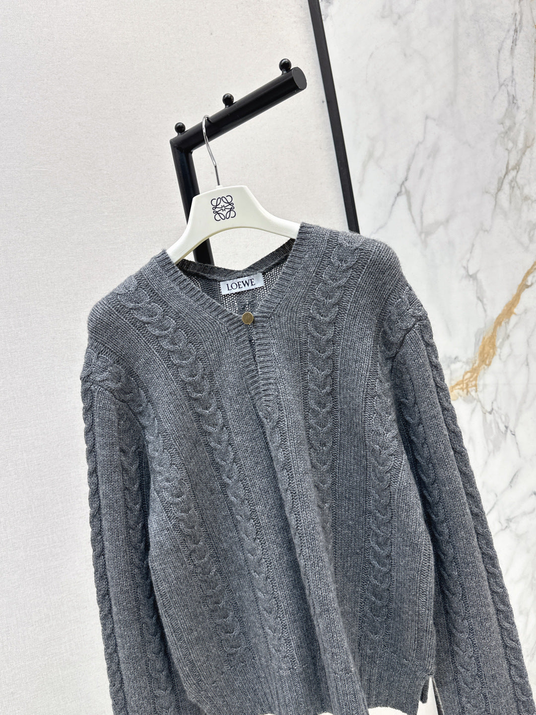 Loe NEW V-neck sweater