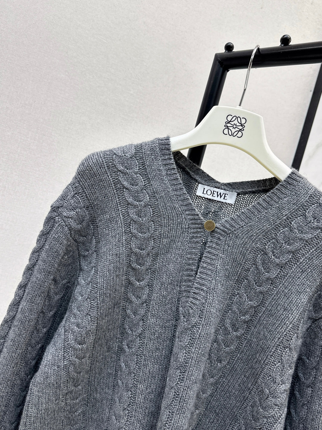 Loe NEW V-neck sweater