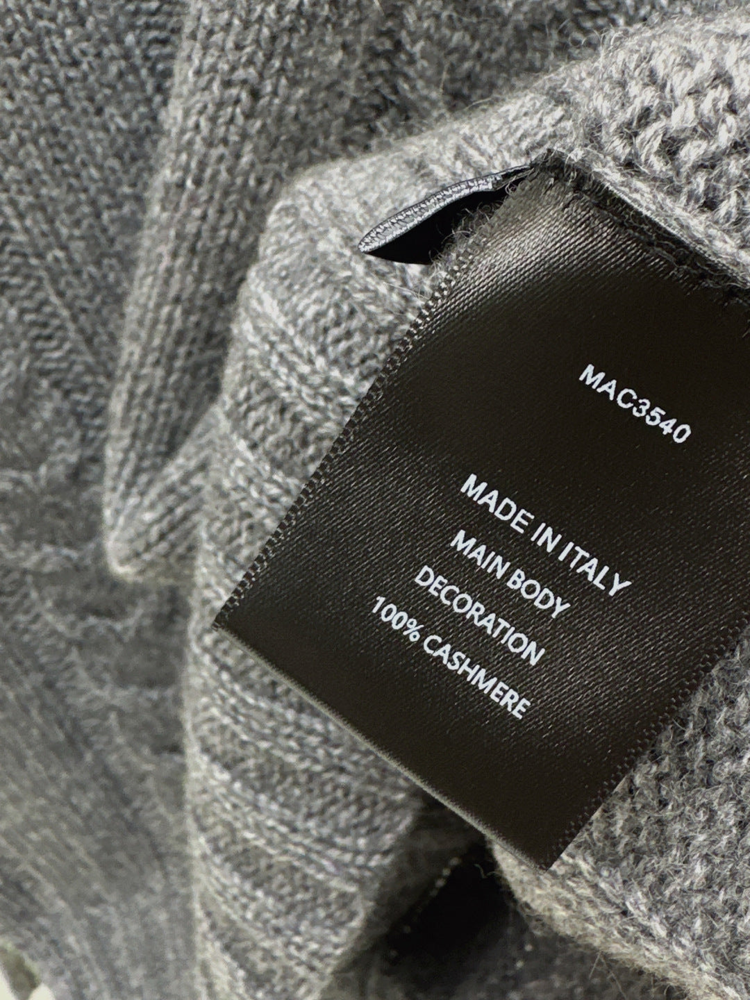 Loe NEW V-neck sweater