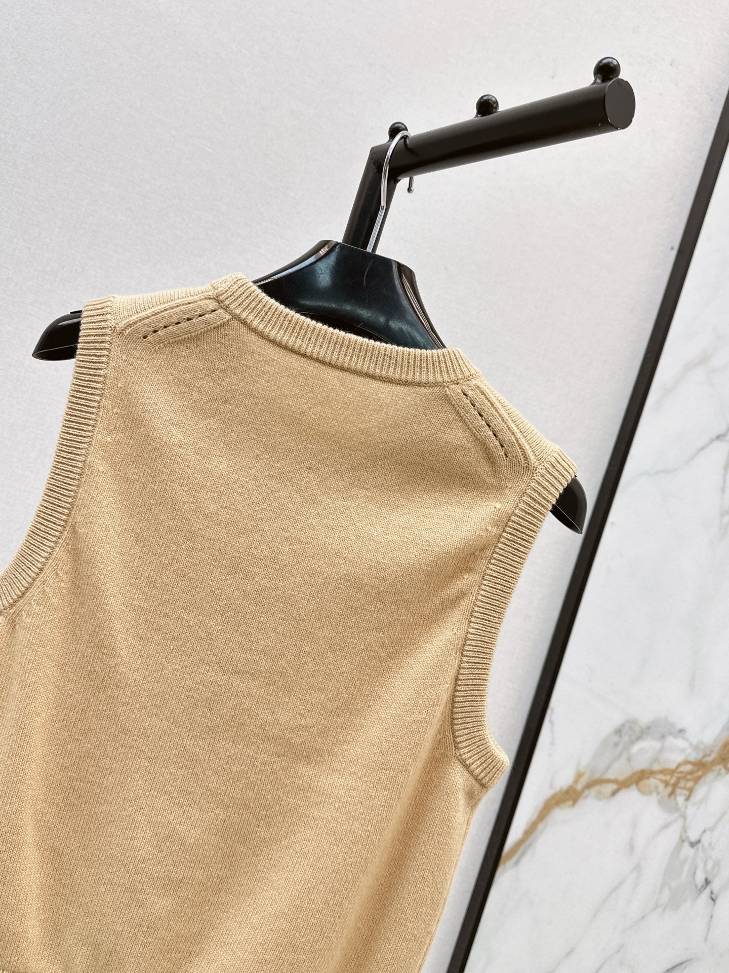 Ce1i NEW sleeveless sweater