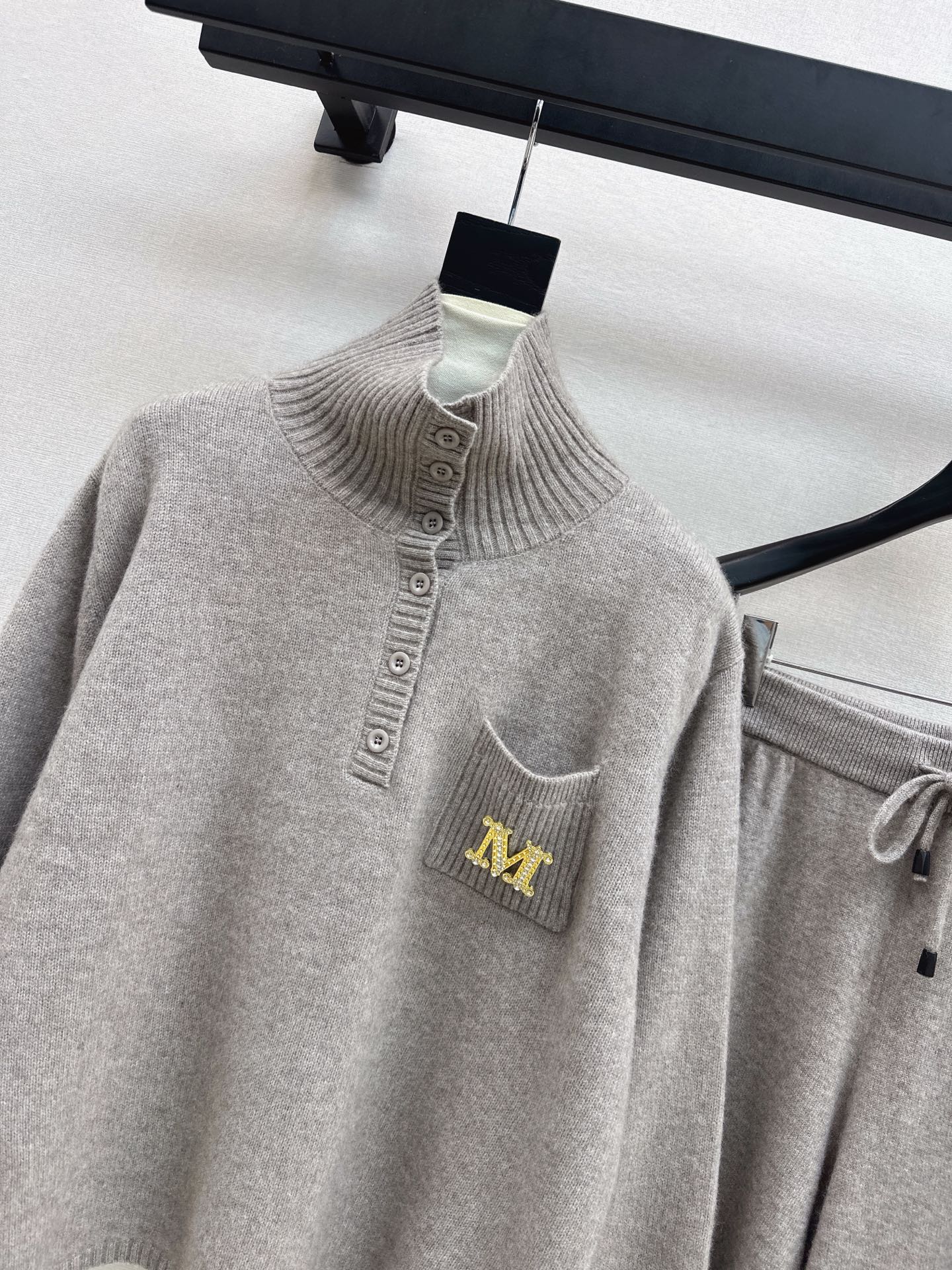 Max NEW knitted suit