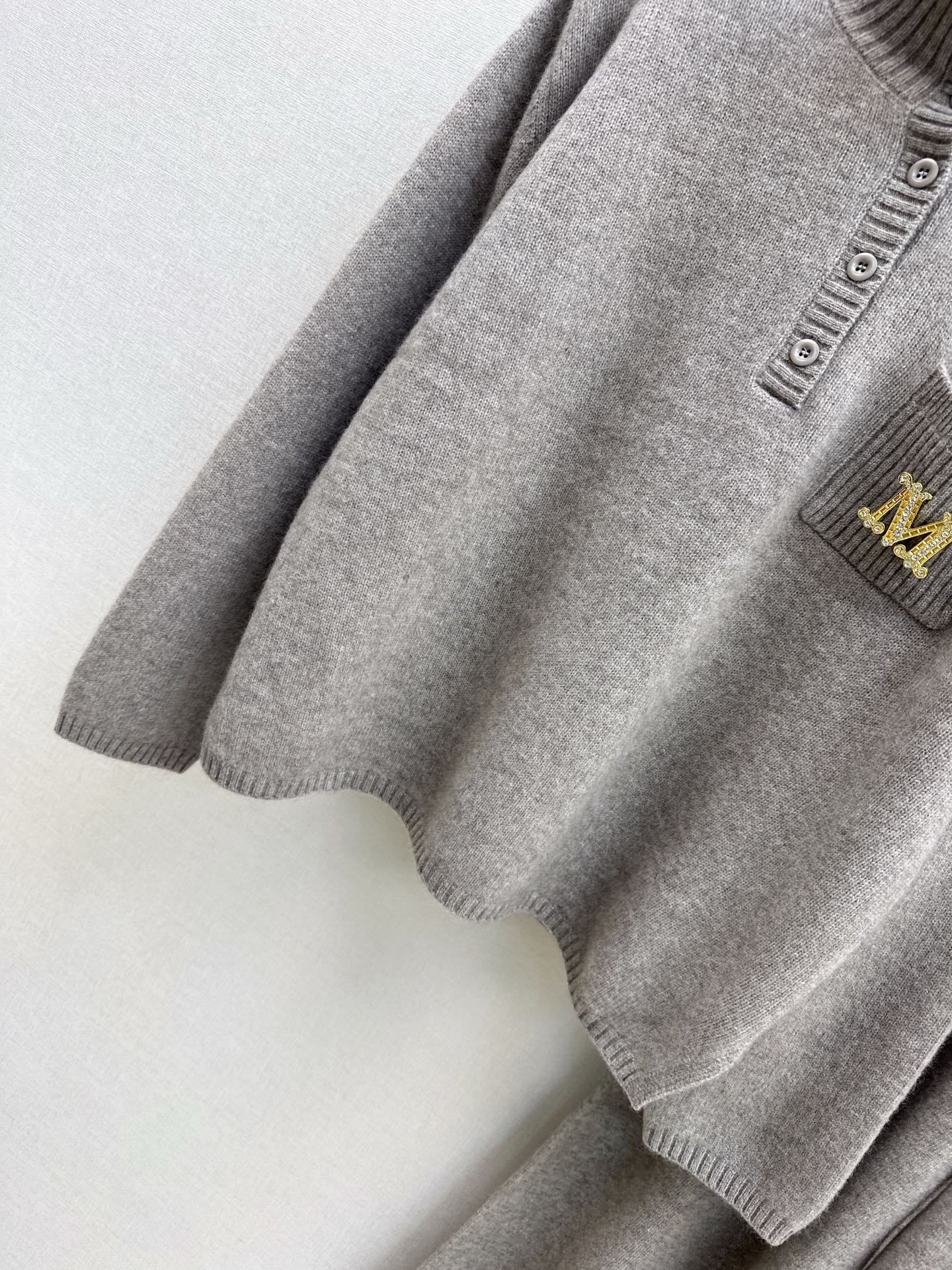 Max NEW knitted suit