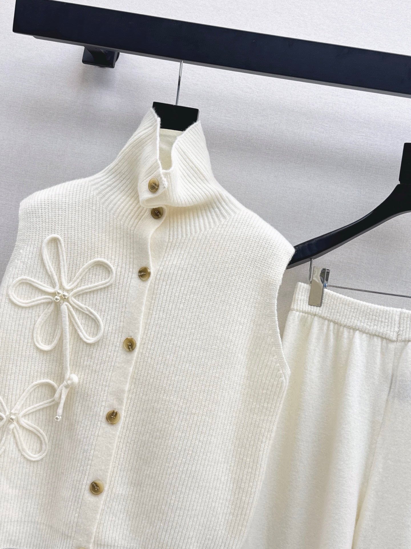 Chan NEW sleeveless knitted suit