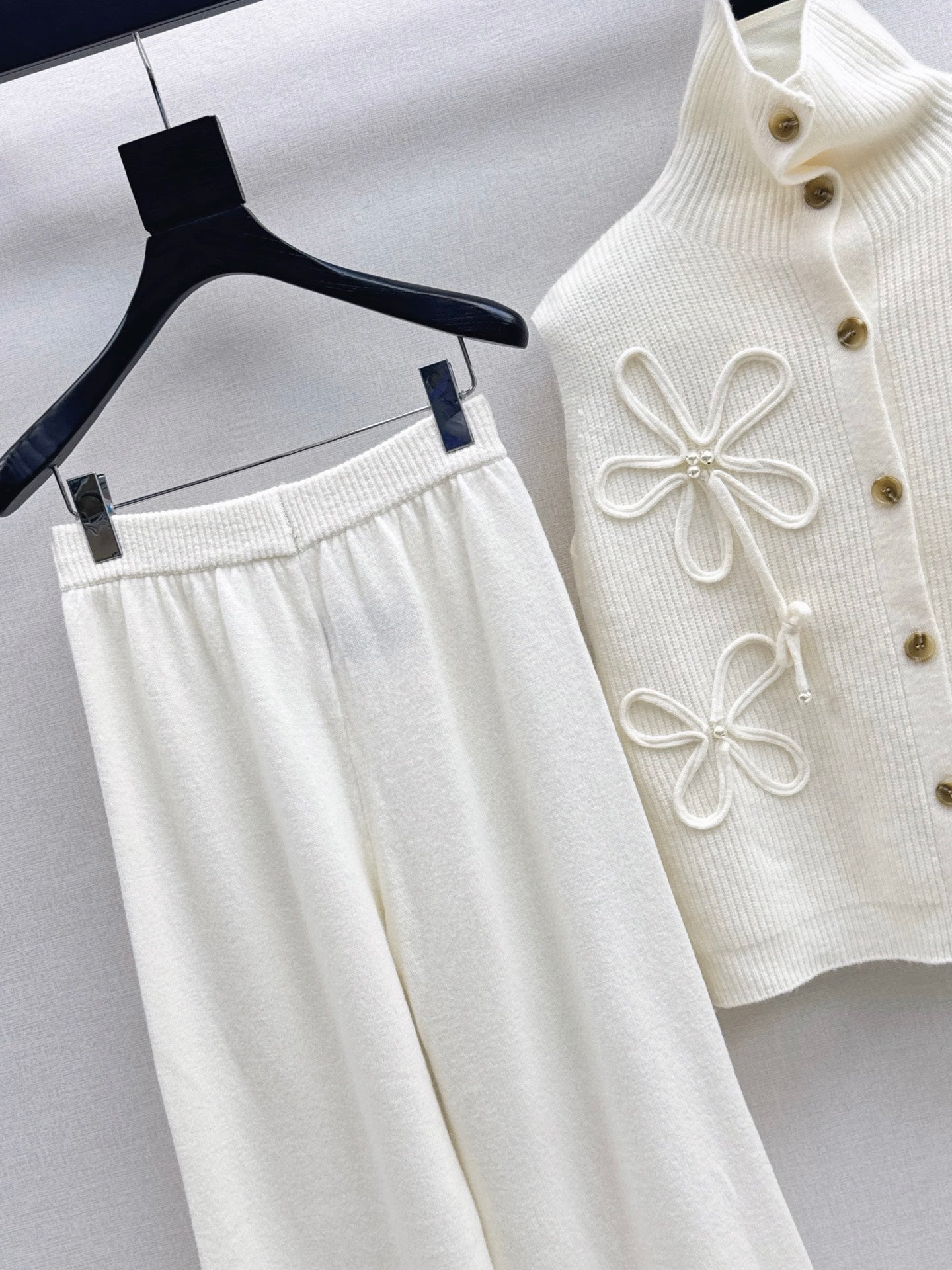 Chan NEW sleeveless knitted suit