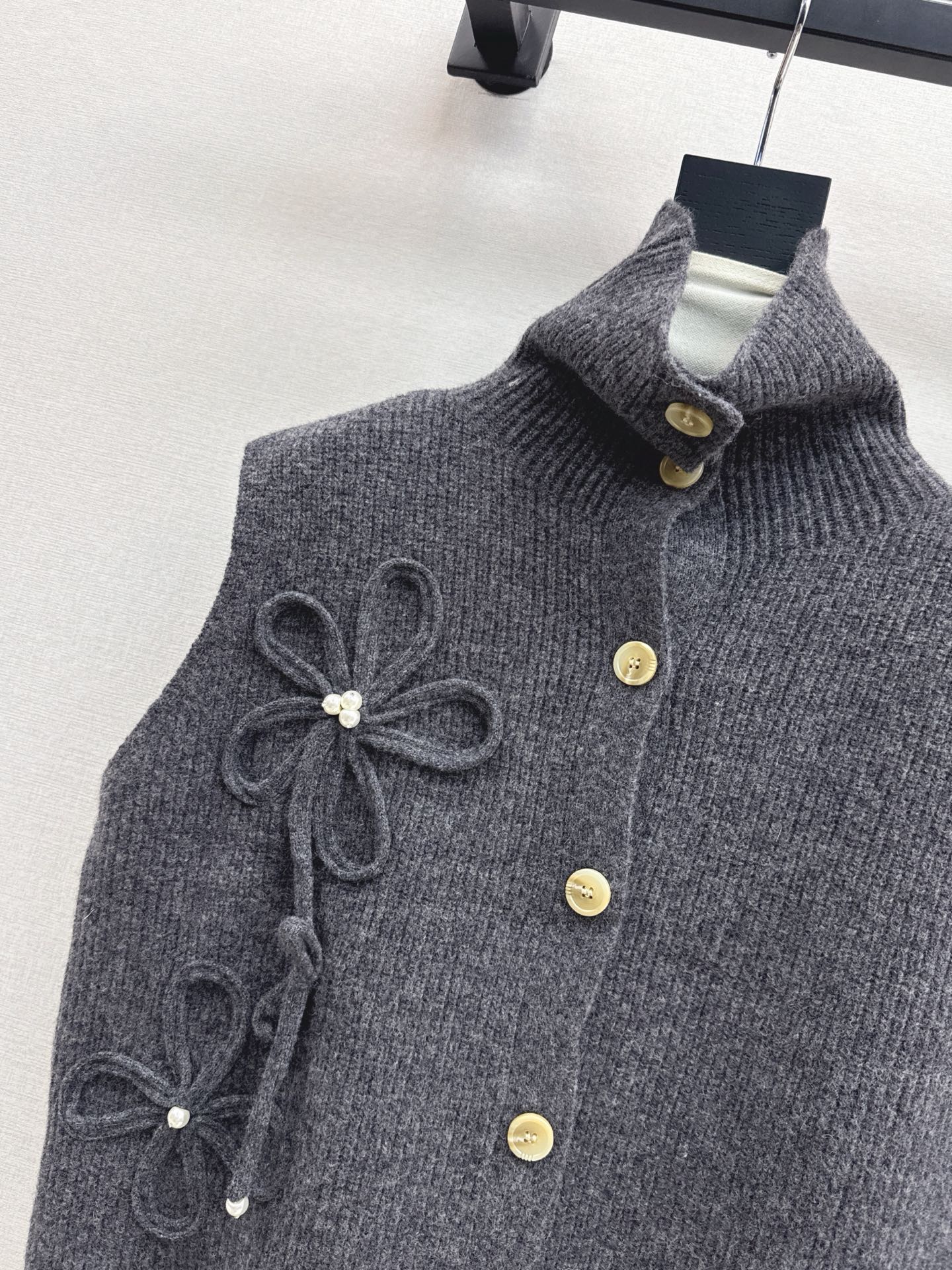 Chan NEW sleeveless knitted suit