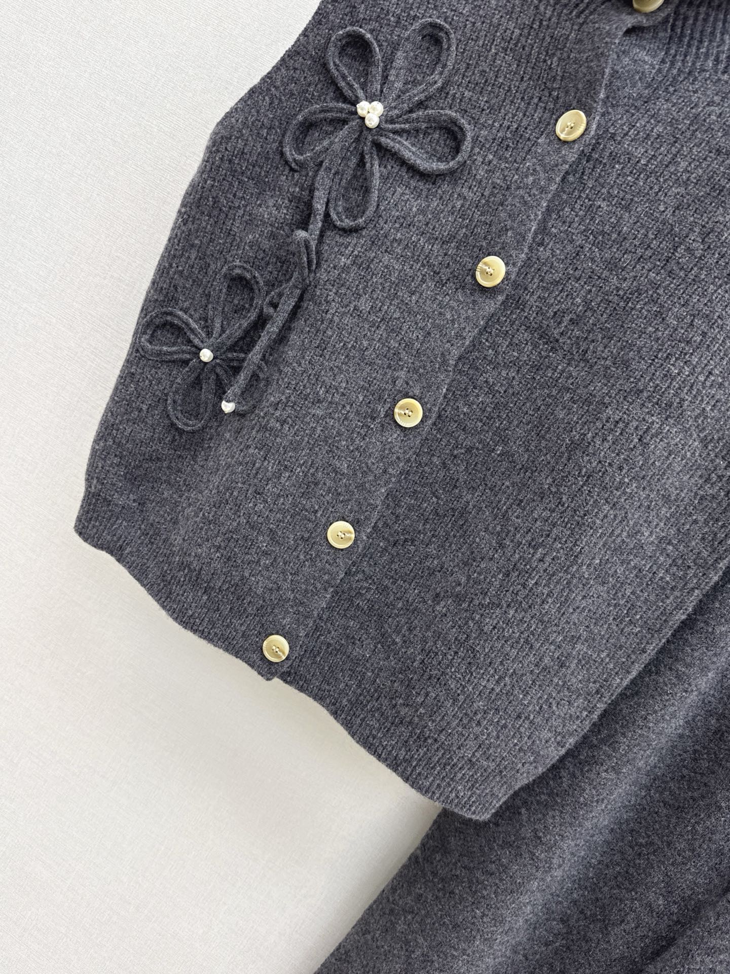 Chan NEW sleeveless knitted suit