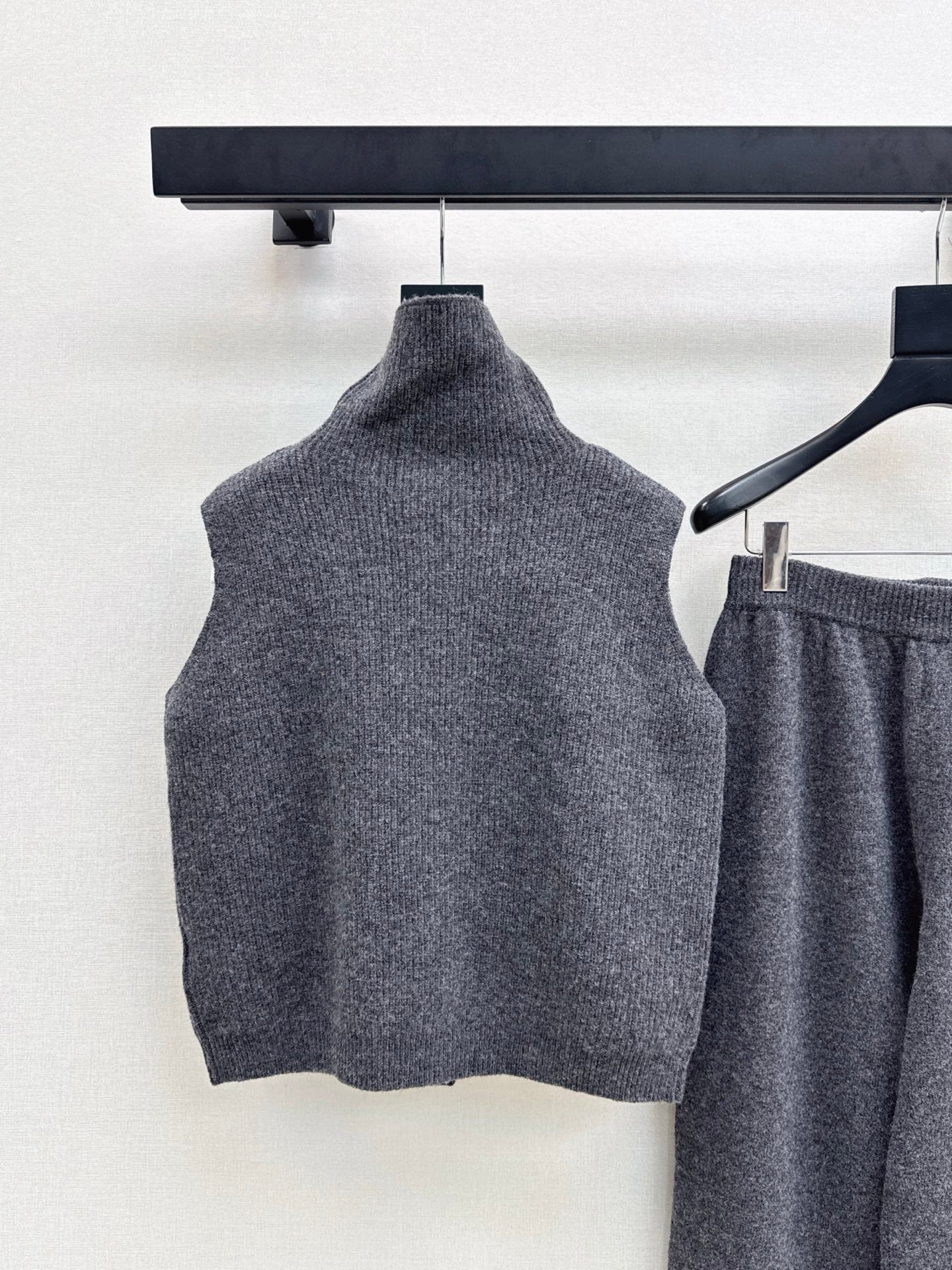 Chan NEW sleeveless knitted suit