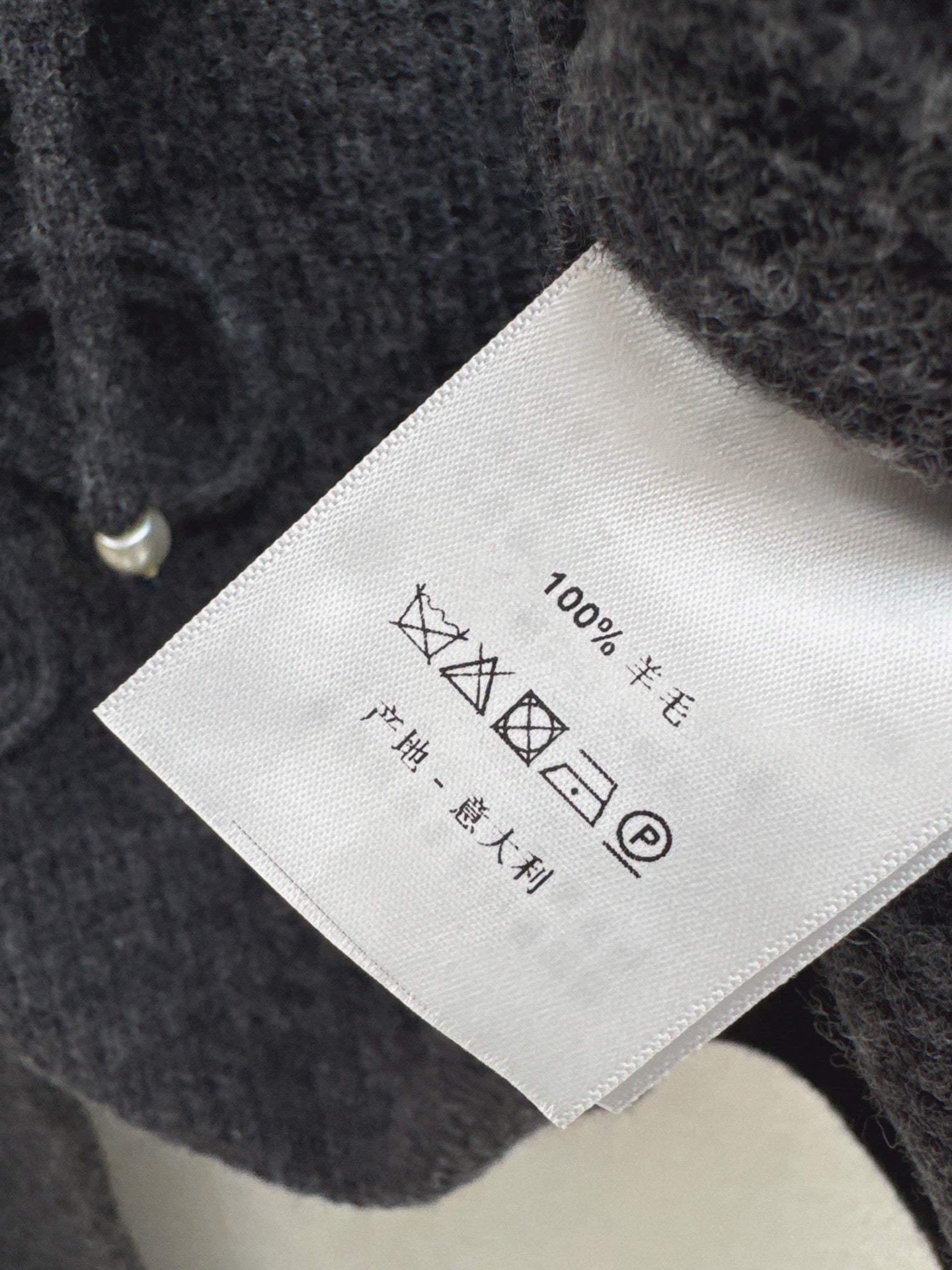 Chan NEW sleeveless knitted suit