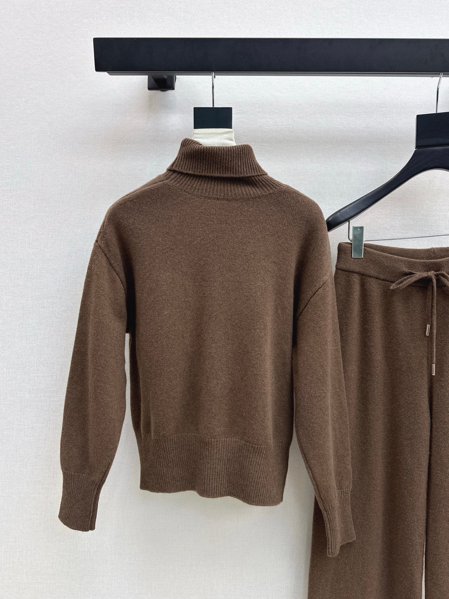 Burne NEW knitted suit