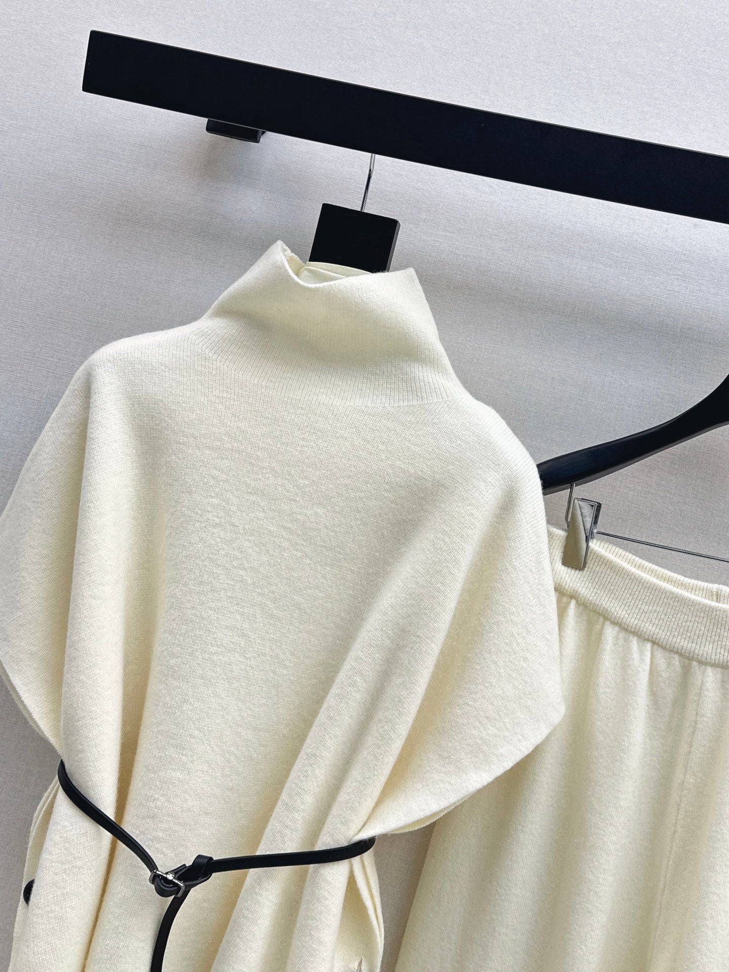 Loro NEW knitted suit