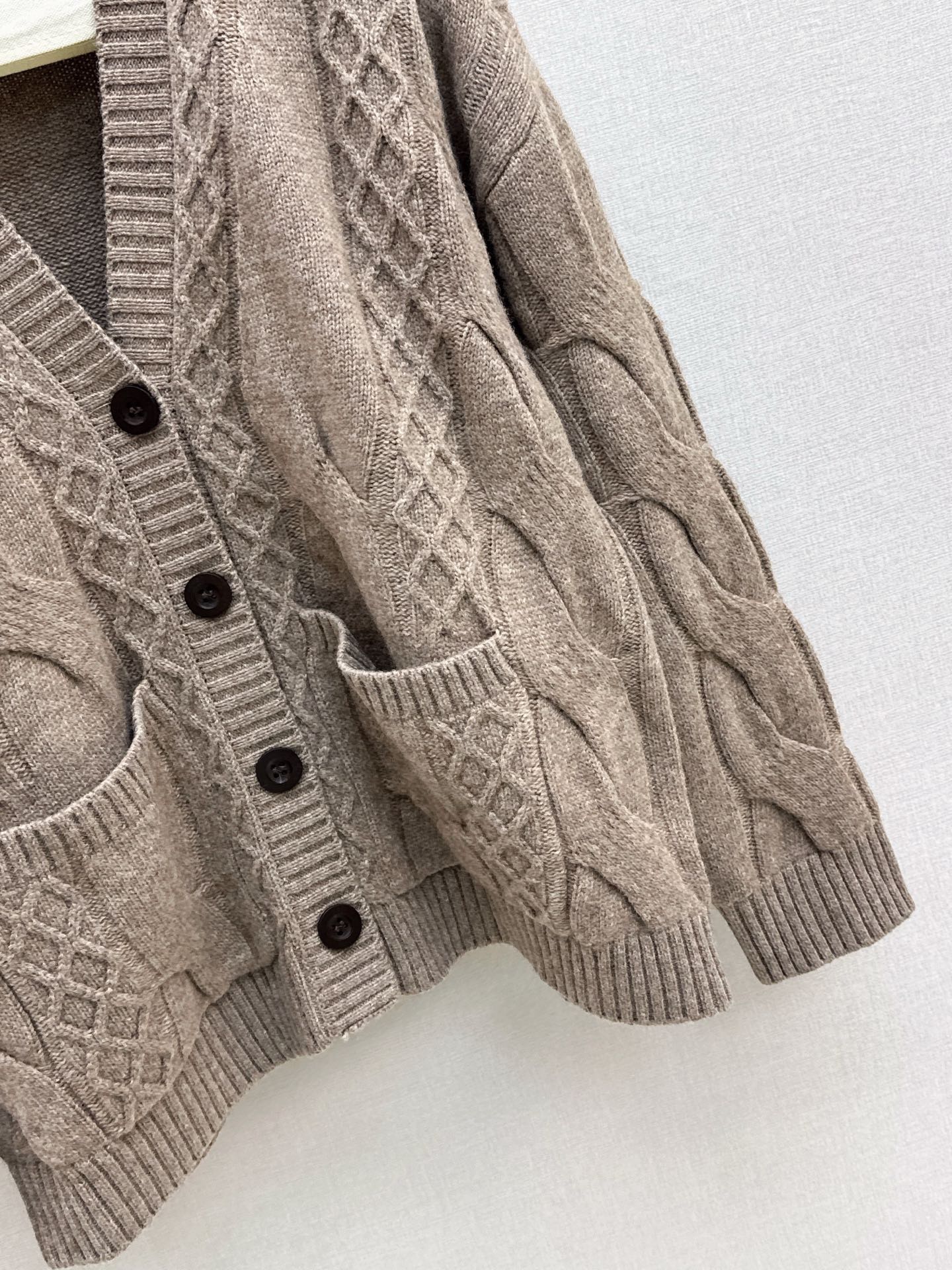 Loro NEW V-neck cardigan